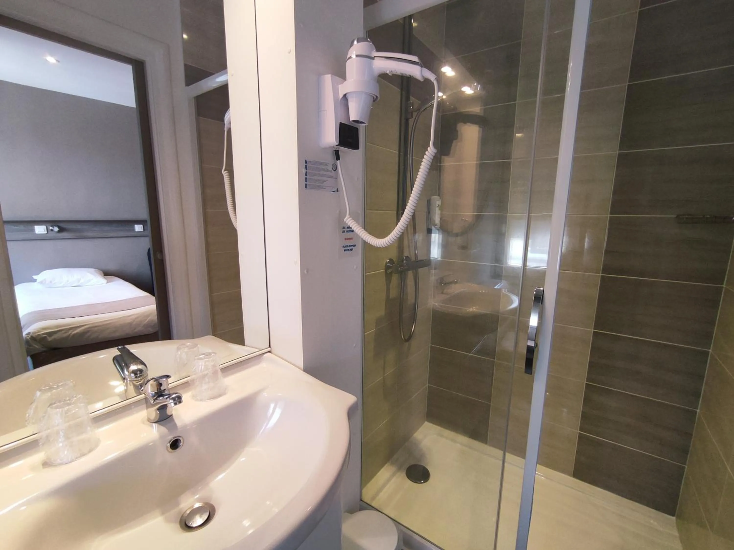 Bathroom in Logis Hôtel La Résidence, Cognac Centre