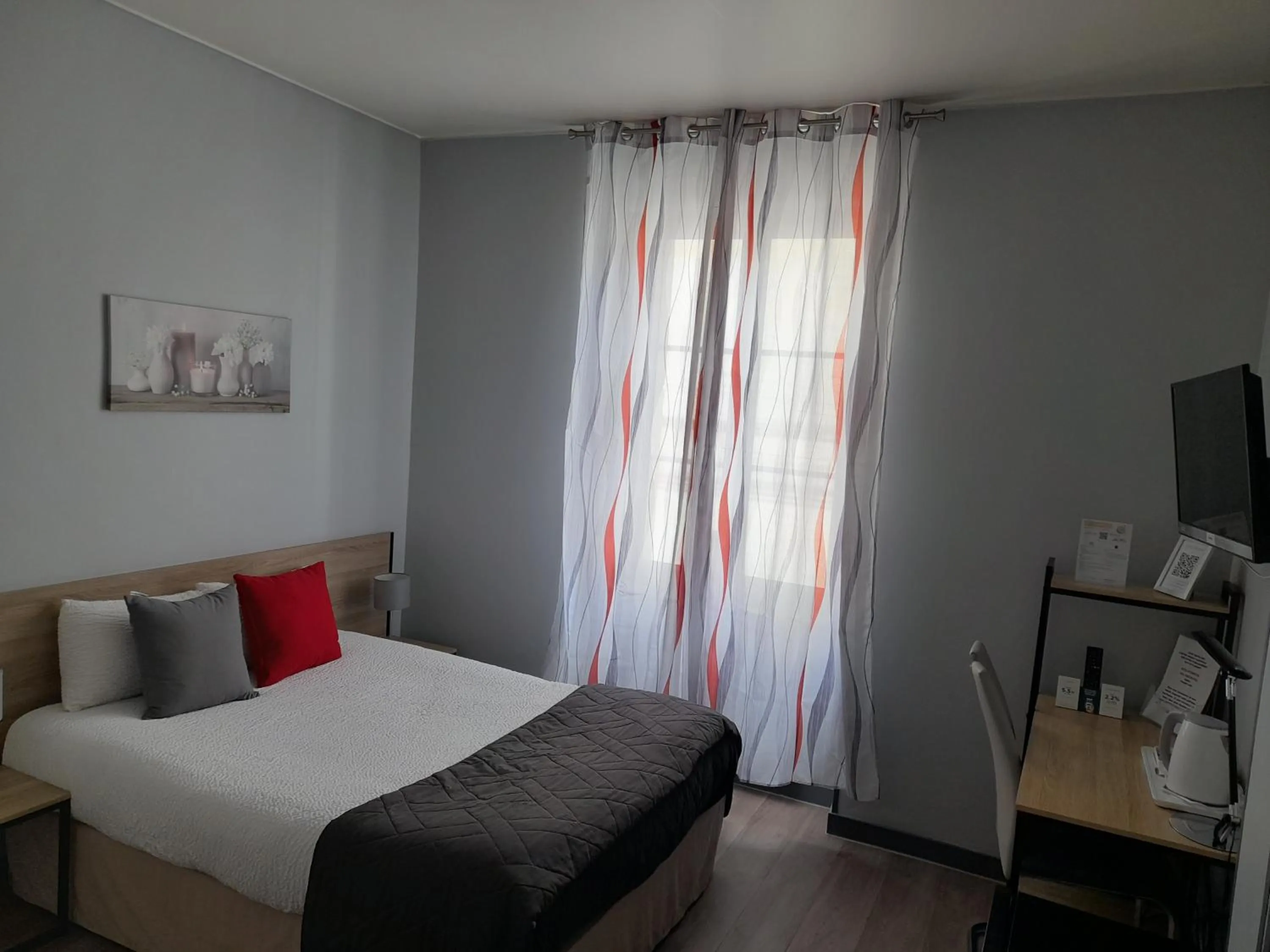 Photo of the whole room, Bed in Logis Hôtel La Résidence, Cognac Centre