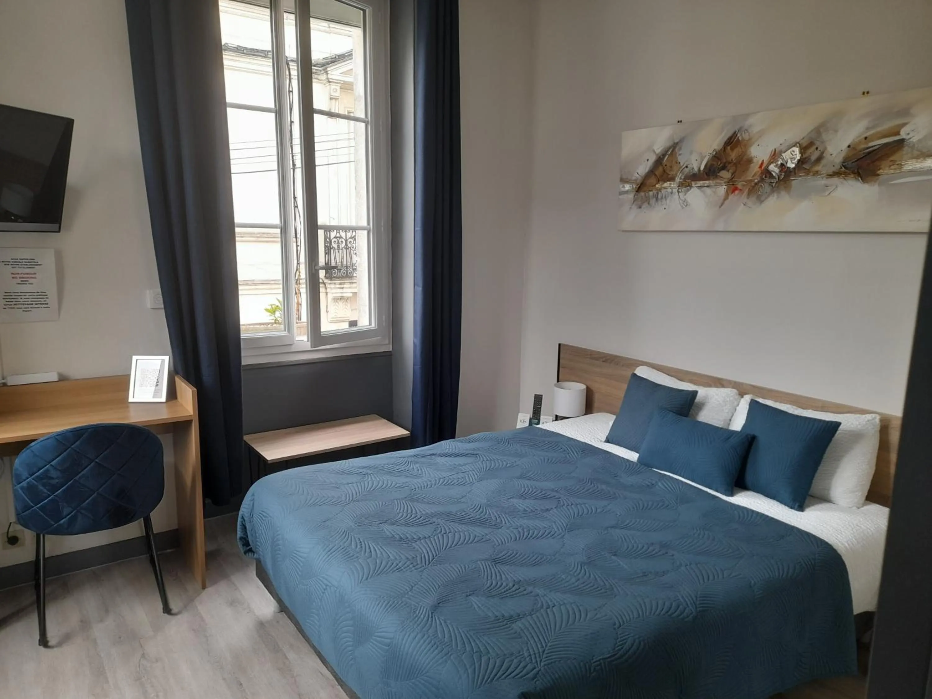 Bedroom, Bed in Logis Hôtel La Résidence, Cognac Centre