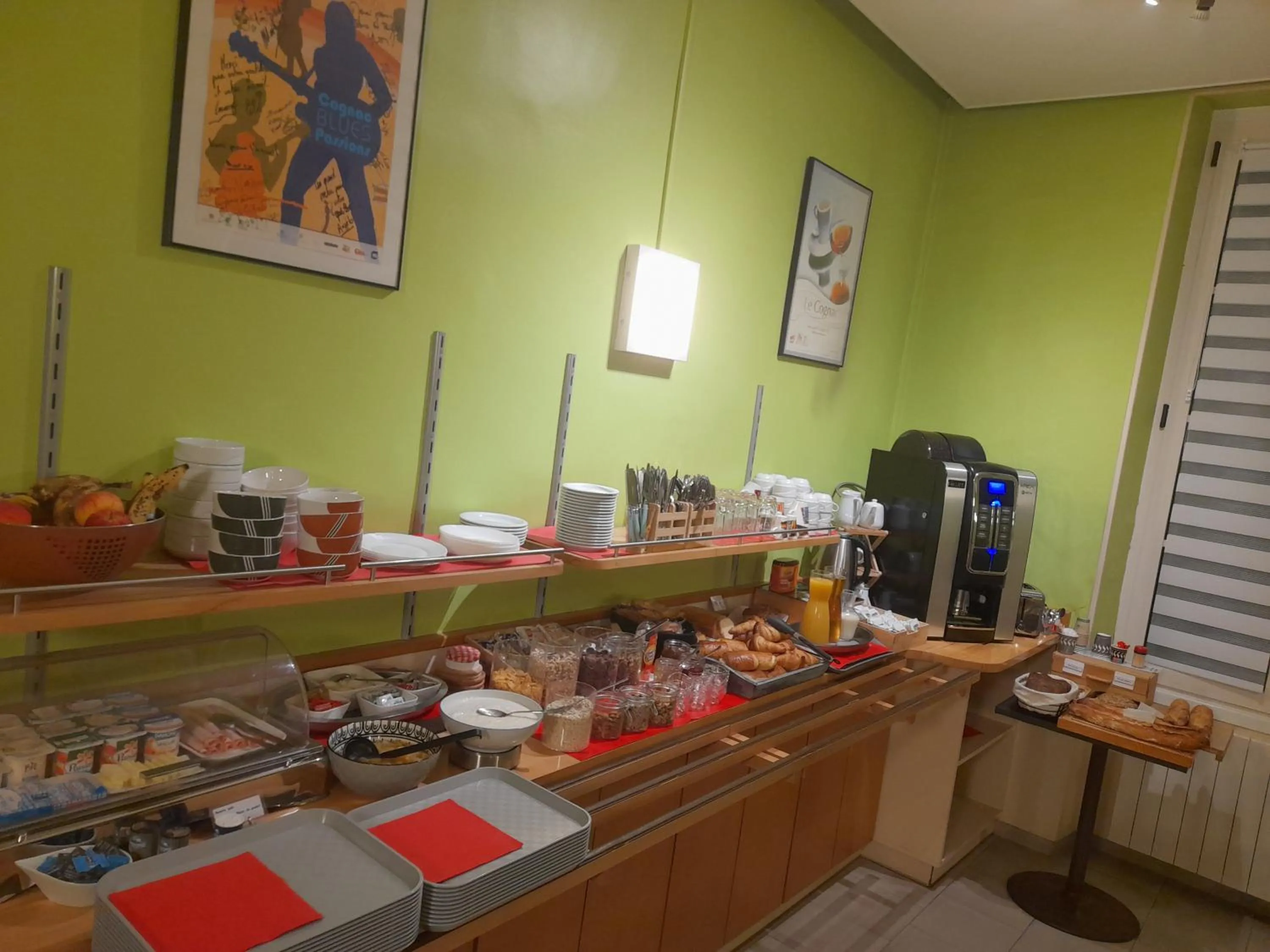 Breakfast in Logis Hôtel La Résidence, Cognac Centre