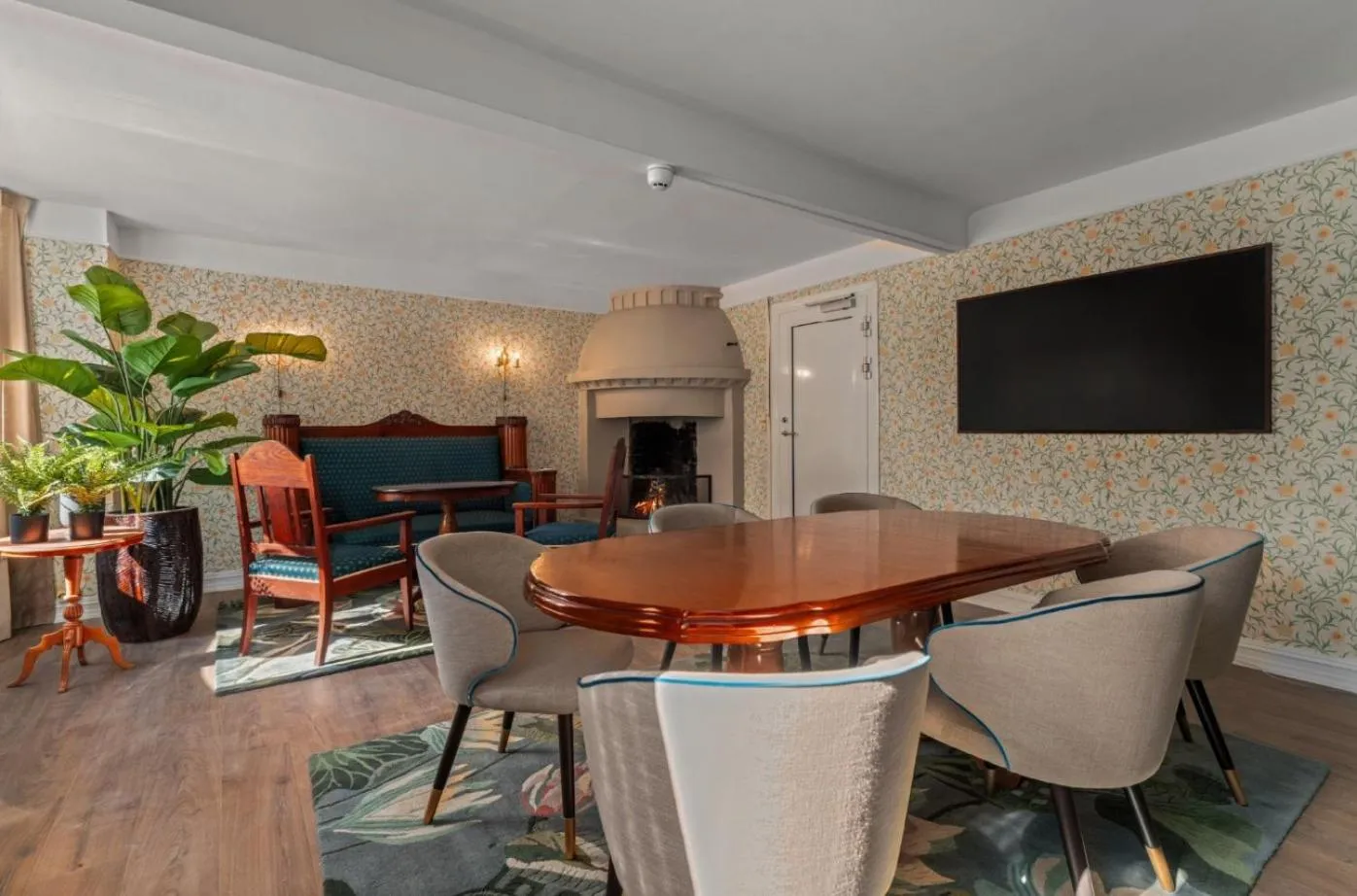 Communal lounge/ TV room in Hotel Breiseth