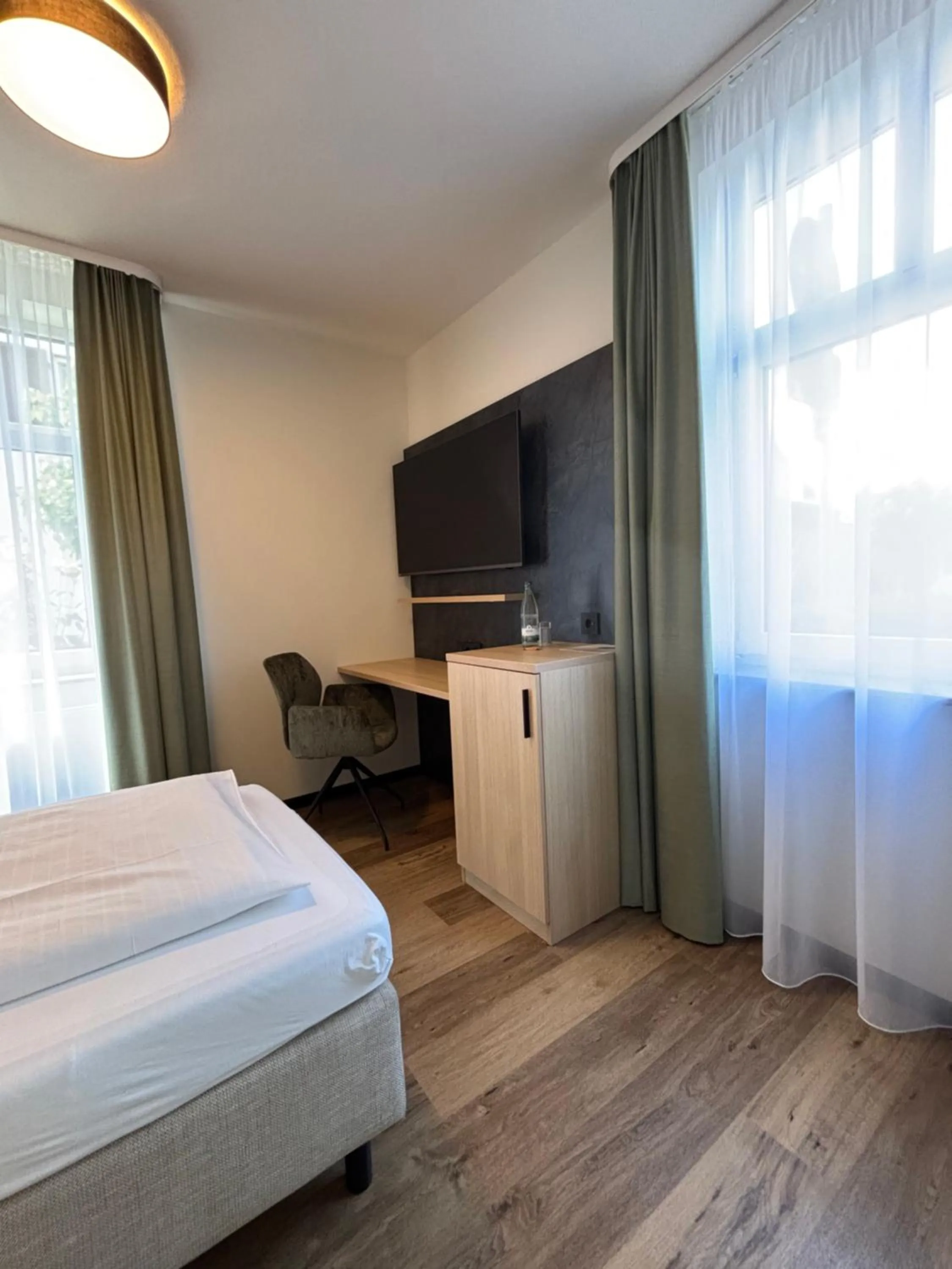 Photo of the whole room, Bed in Hotel am Stadthaus