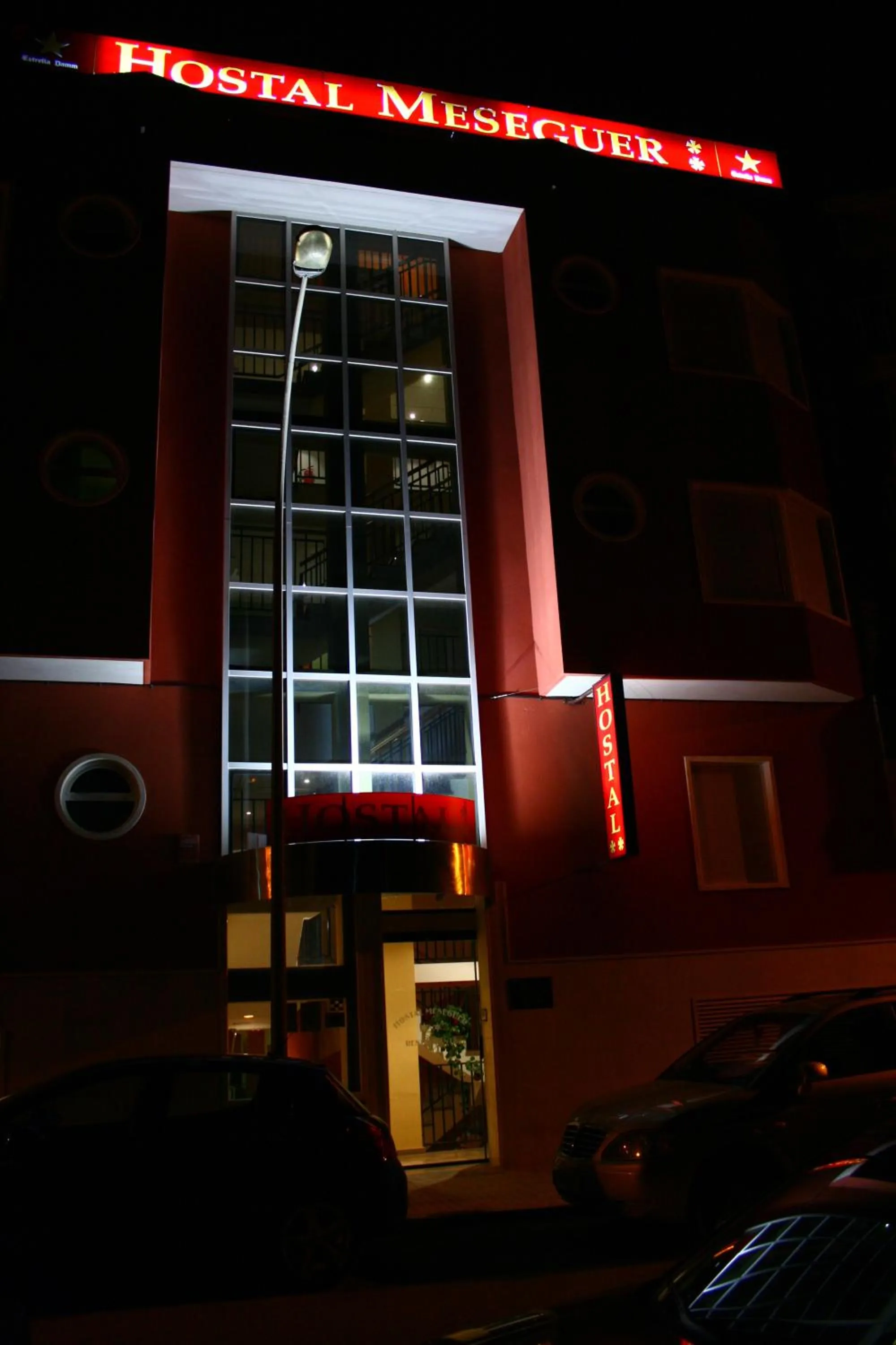 Facade/entrance in Hostal Meseguer