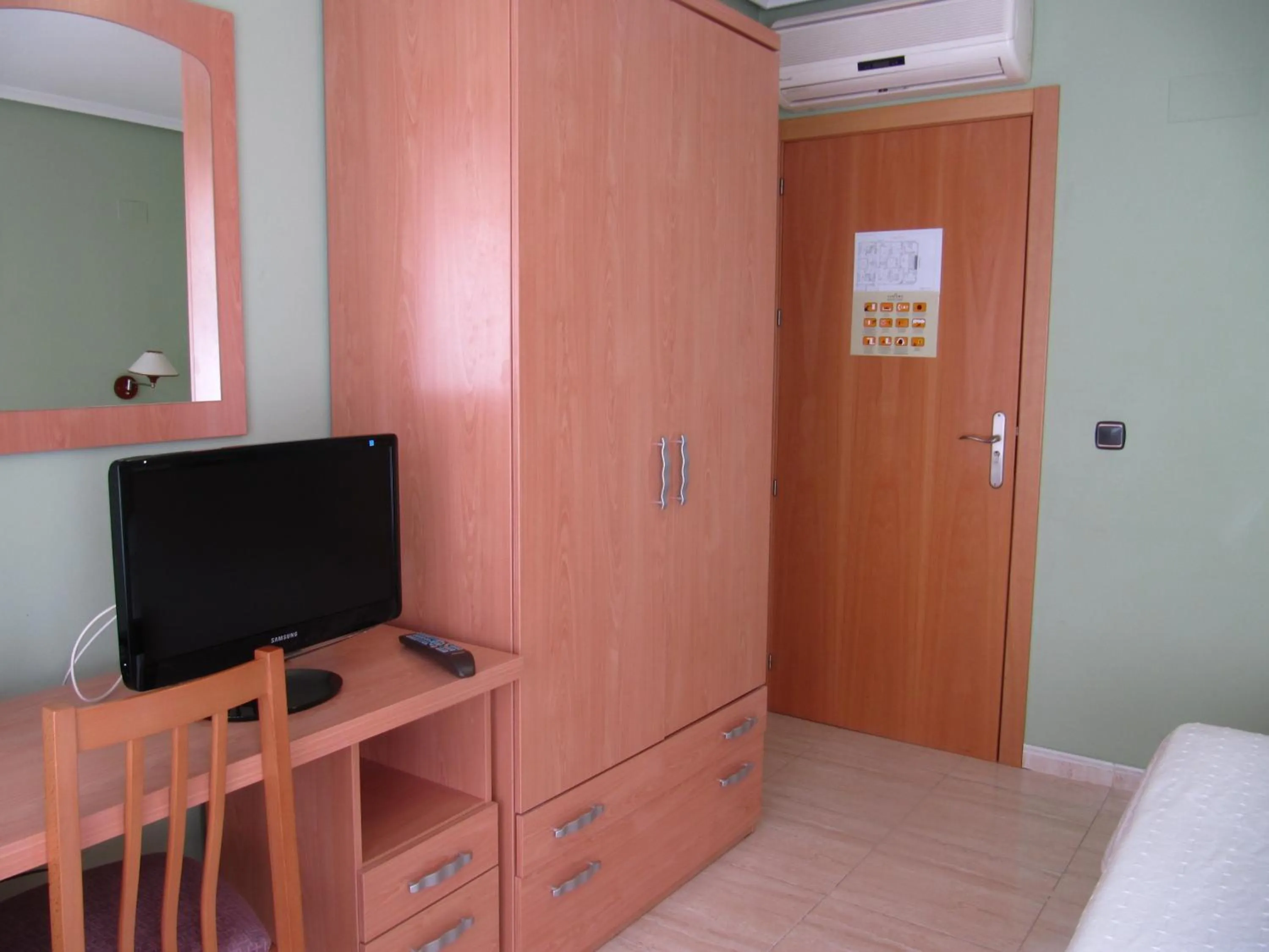 Photo of the whole room in Hostal Meseguer