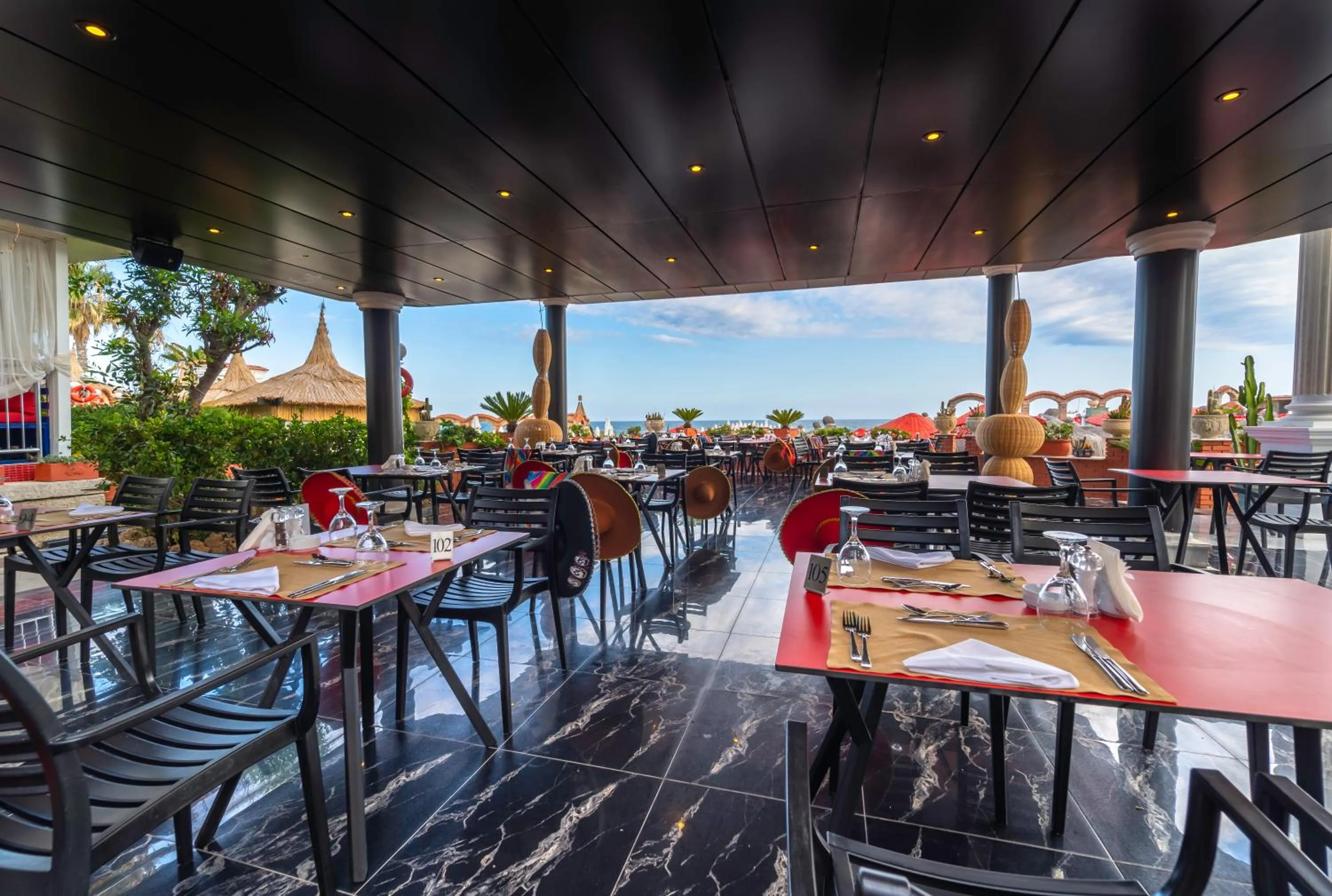 Restaurant/places to eat in Club Hotel Sera