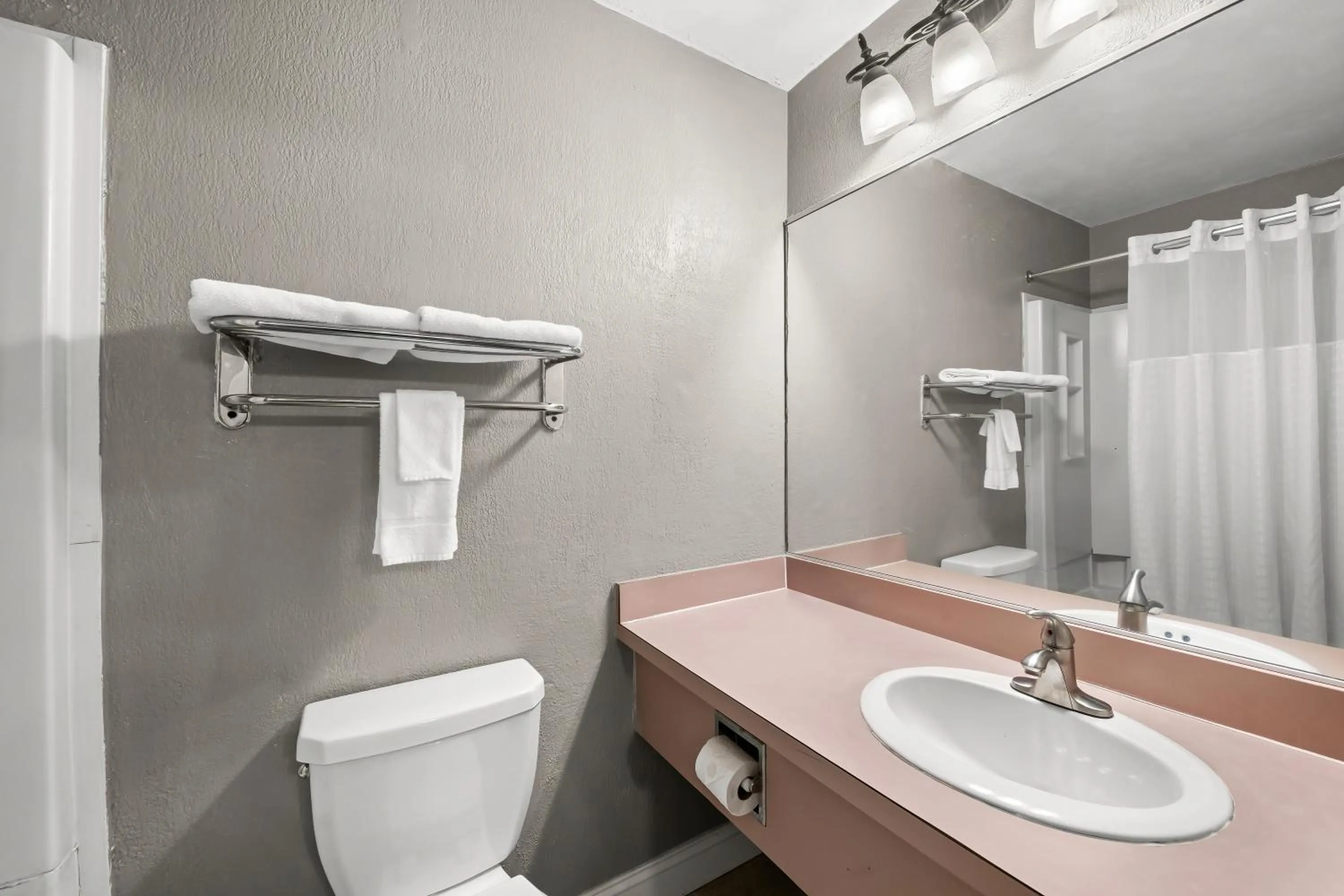 Shower in Knights Inn Virginia Beach Lynnhaven