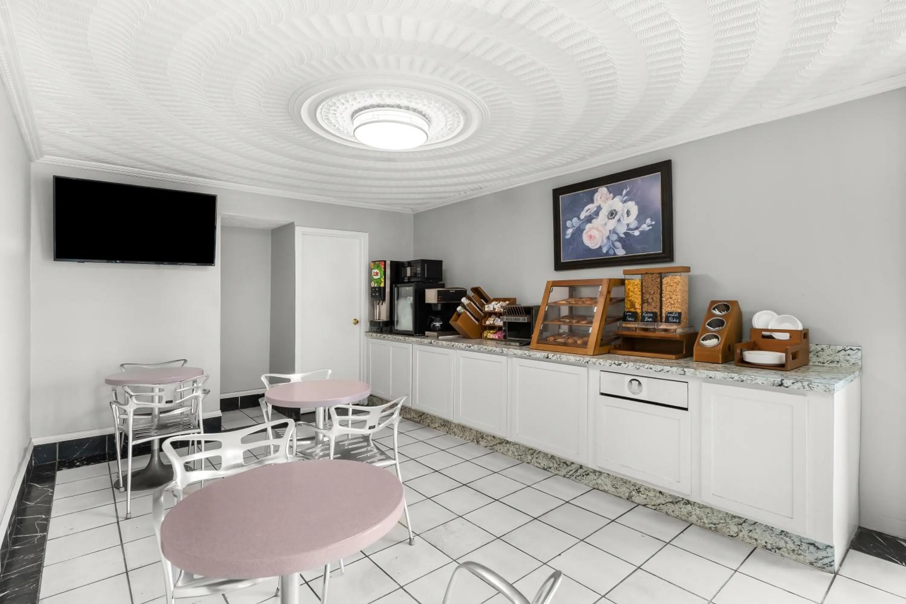 Breakfast in Knights Inn Virginia Beach Lynnhaven