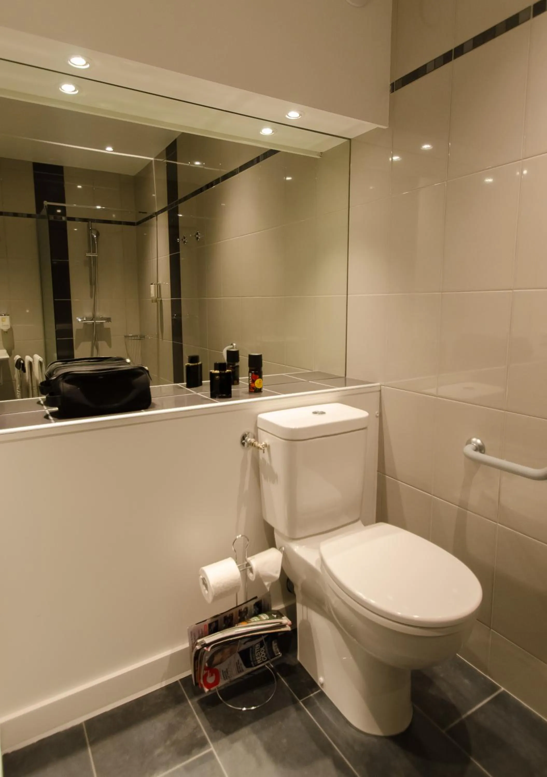 Toilet in Hôtel Agena