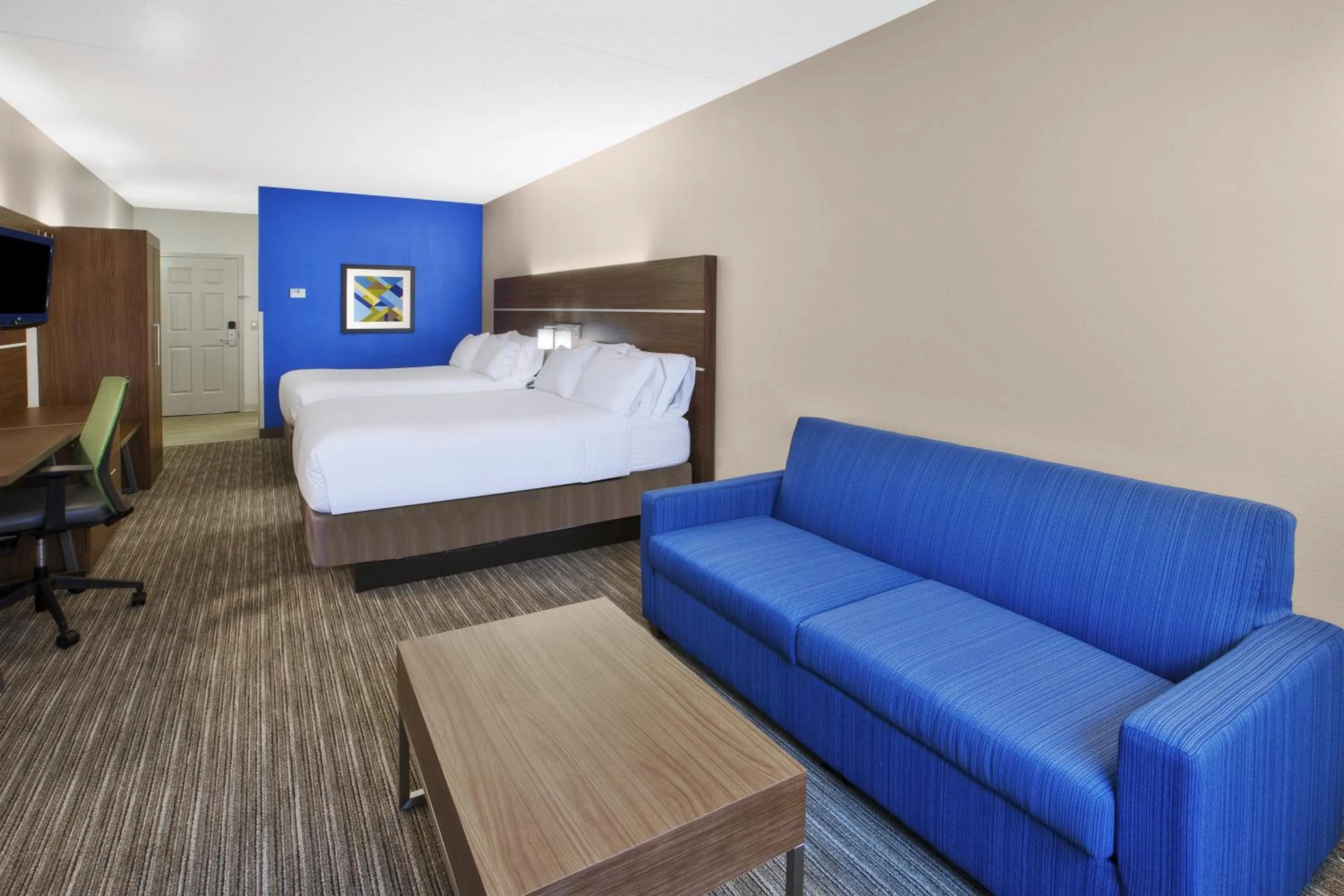 Photo of the whole room, Bed in Holiday Inn Express Hotel & Suites Manchester Conference Center by IHG
