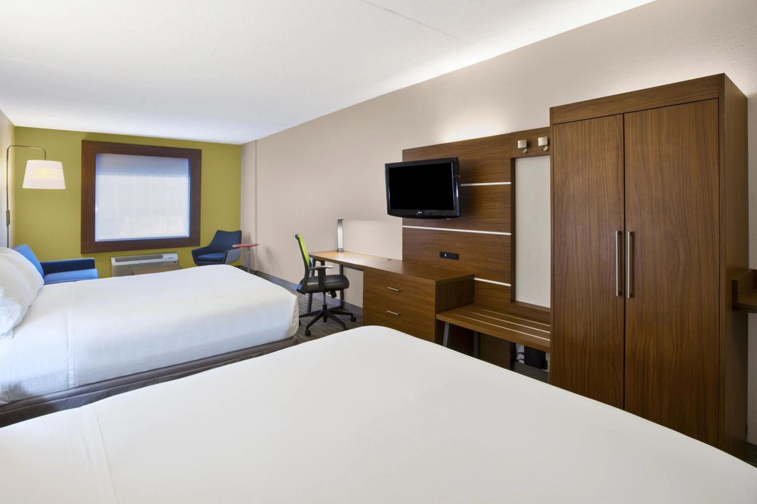 Photo of the whole room, Bed in Holiday Inn Express Hotel & Suites Manchester Conference Center by IHG