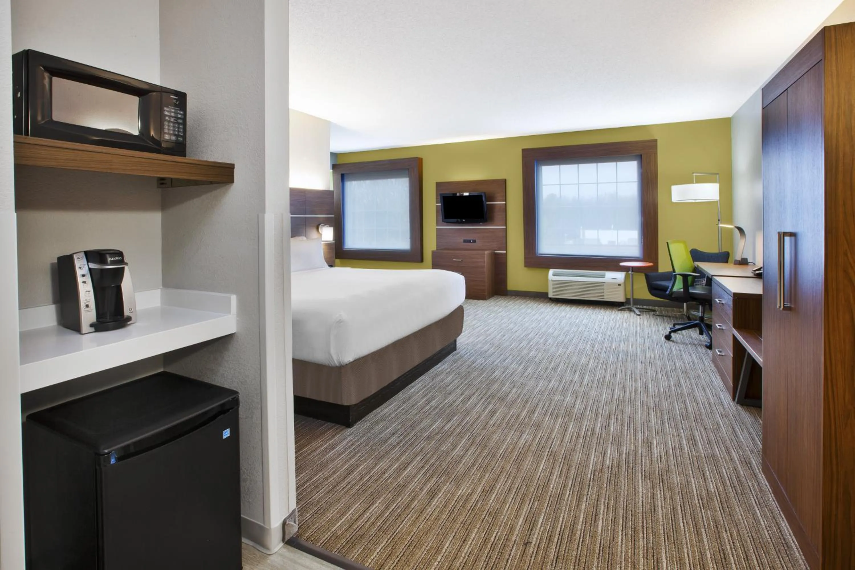 Photo of the whole room, Bed in Holiday Inn Express Hotel & Suites Manchester Conference Center by IHG