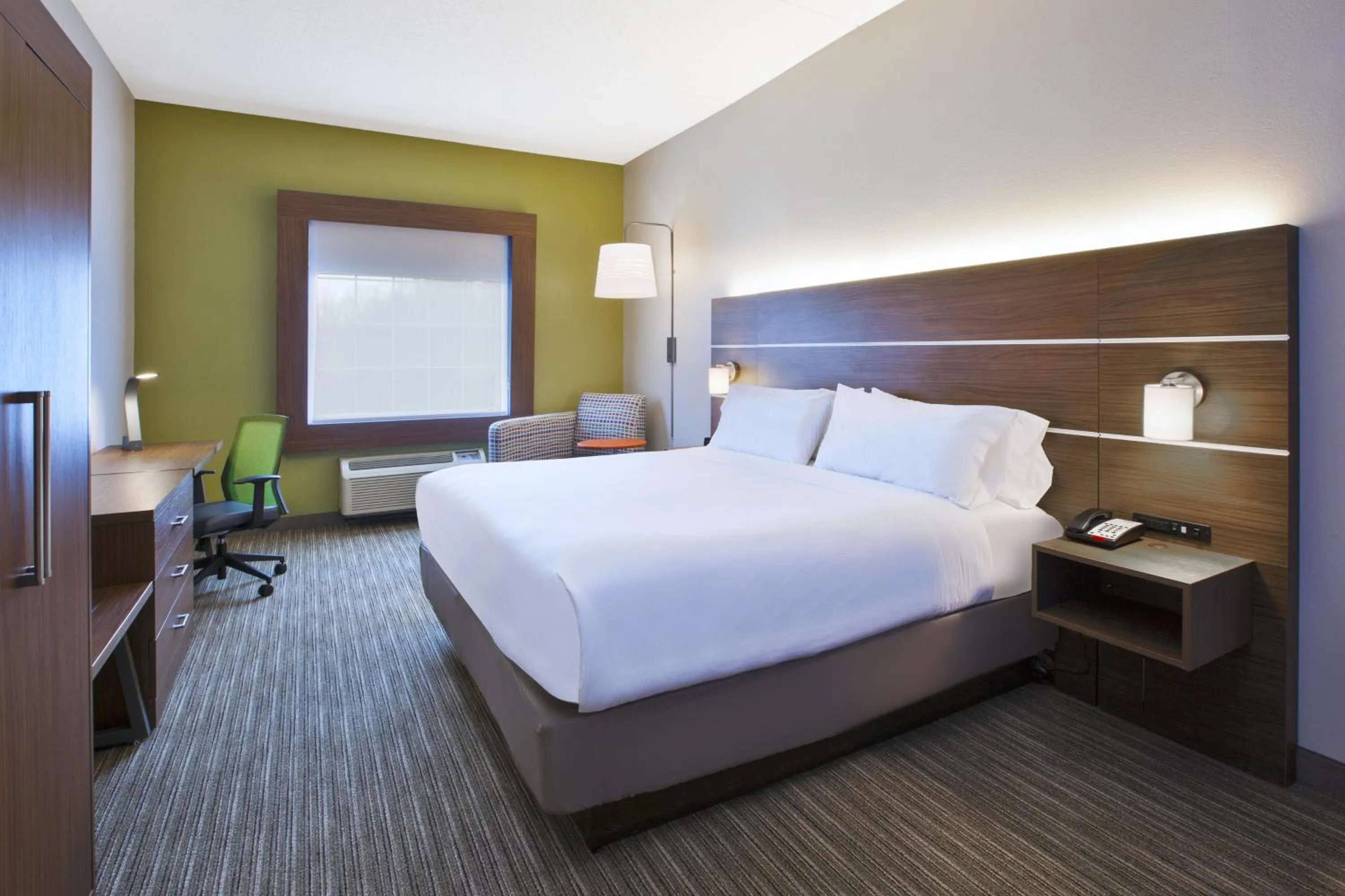 Photo of the whole room, Bed in Holiday Inn Express Hotel & Suites Manchester Conference Center by IHG
