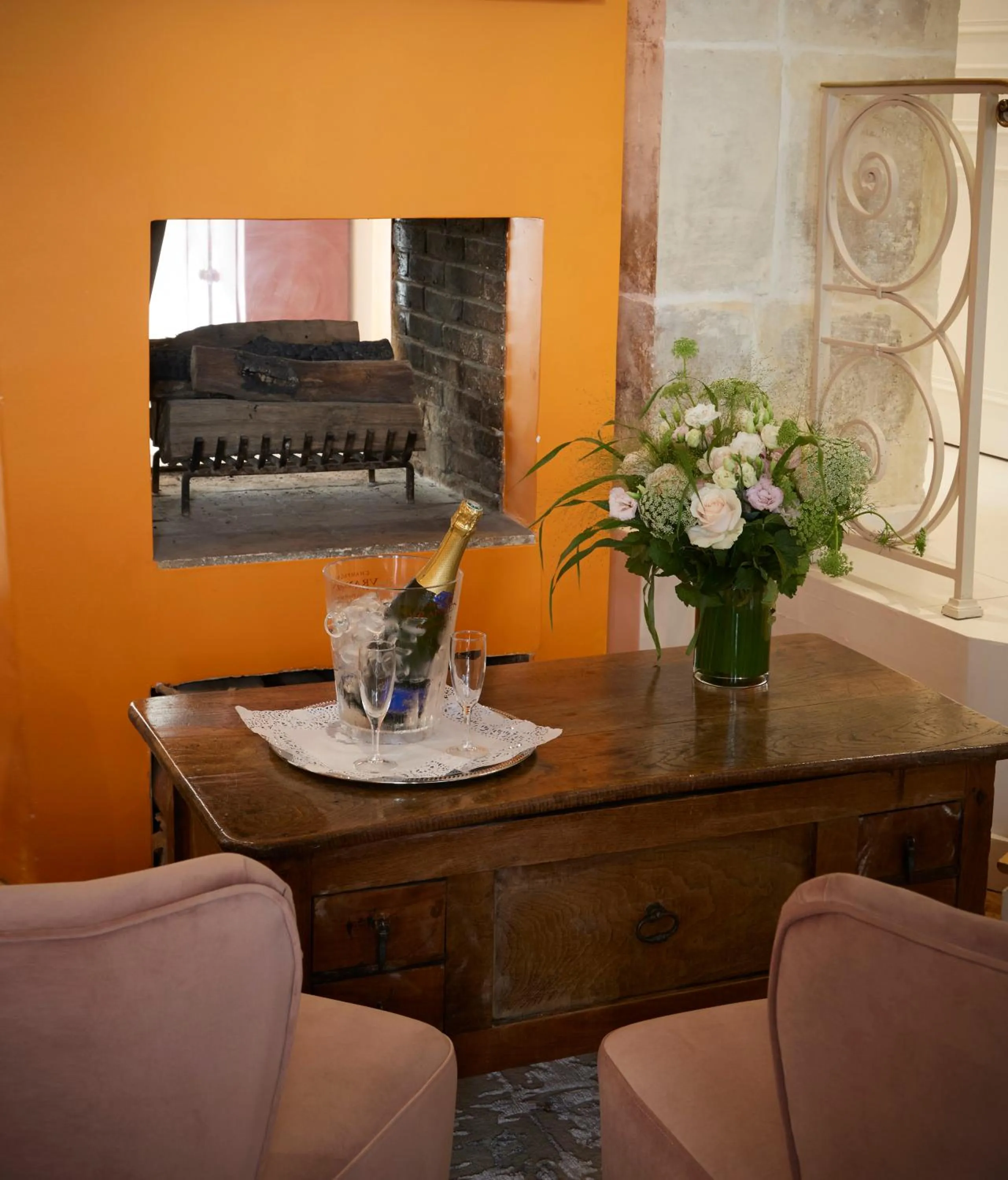 Lounge or bar in Le Clos Medicis