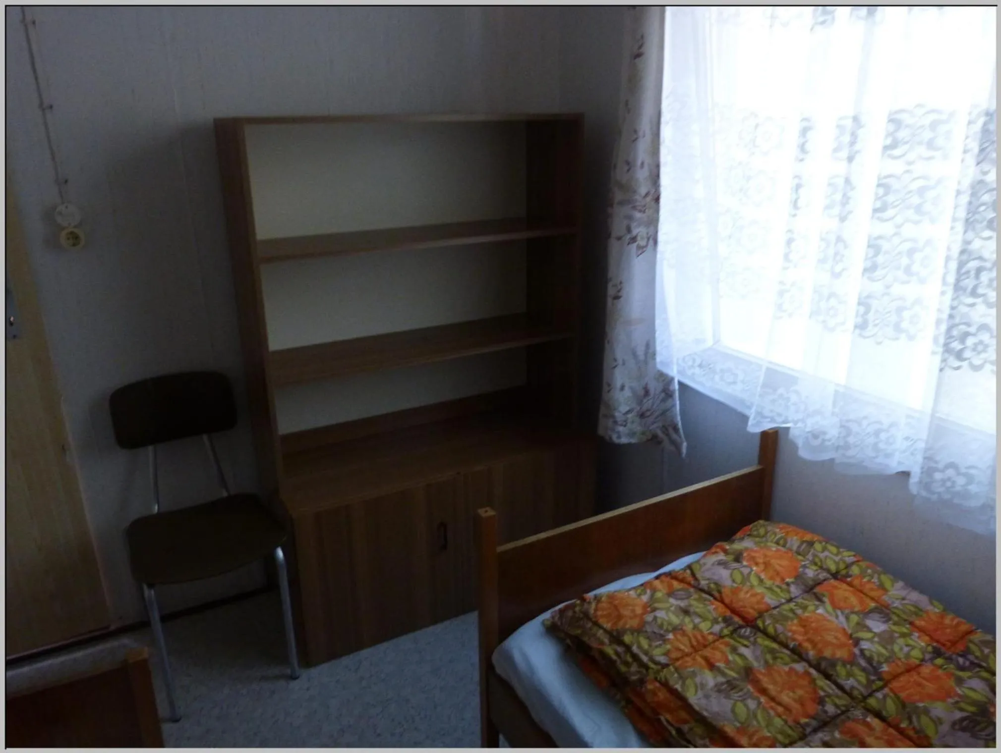 Bed in DDR Bungalow direkt am Strand auf Rügen