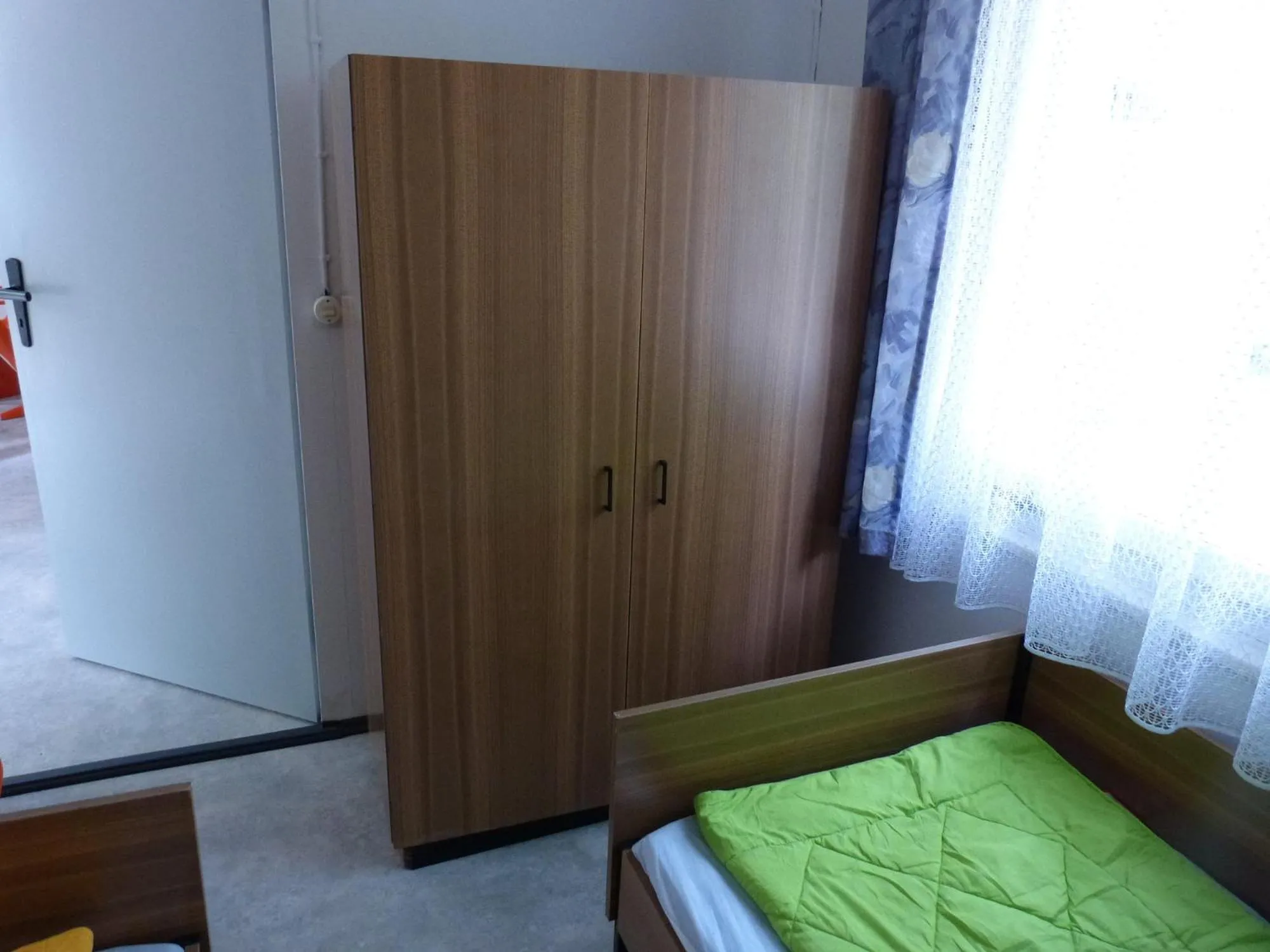 Bed in DDR Bungalow direkt am Strand auf Rügen