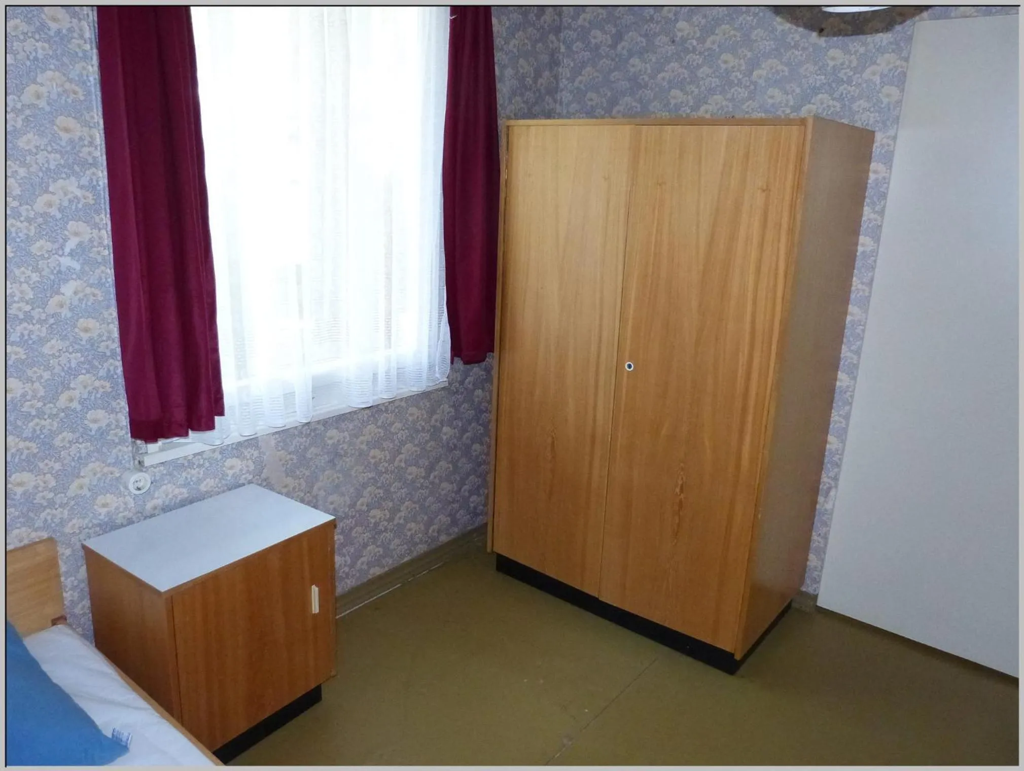 Bed in DDR Bungalow direkt am Strand auf Rügen