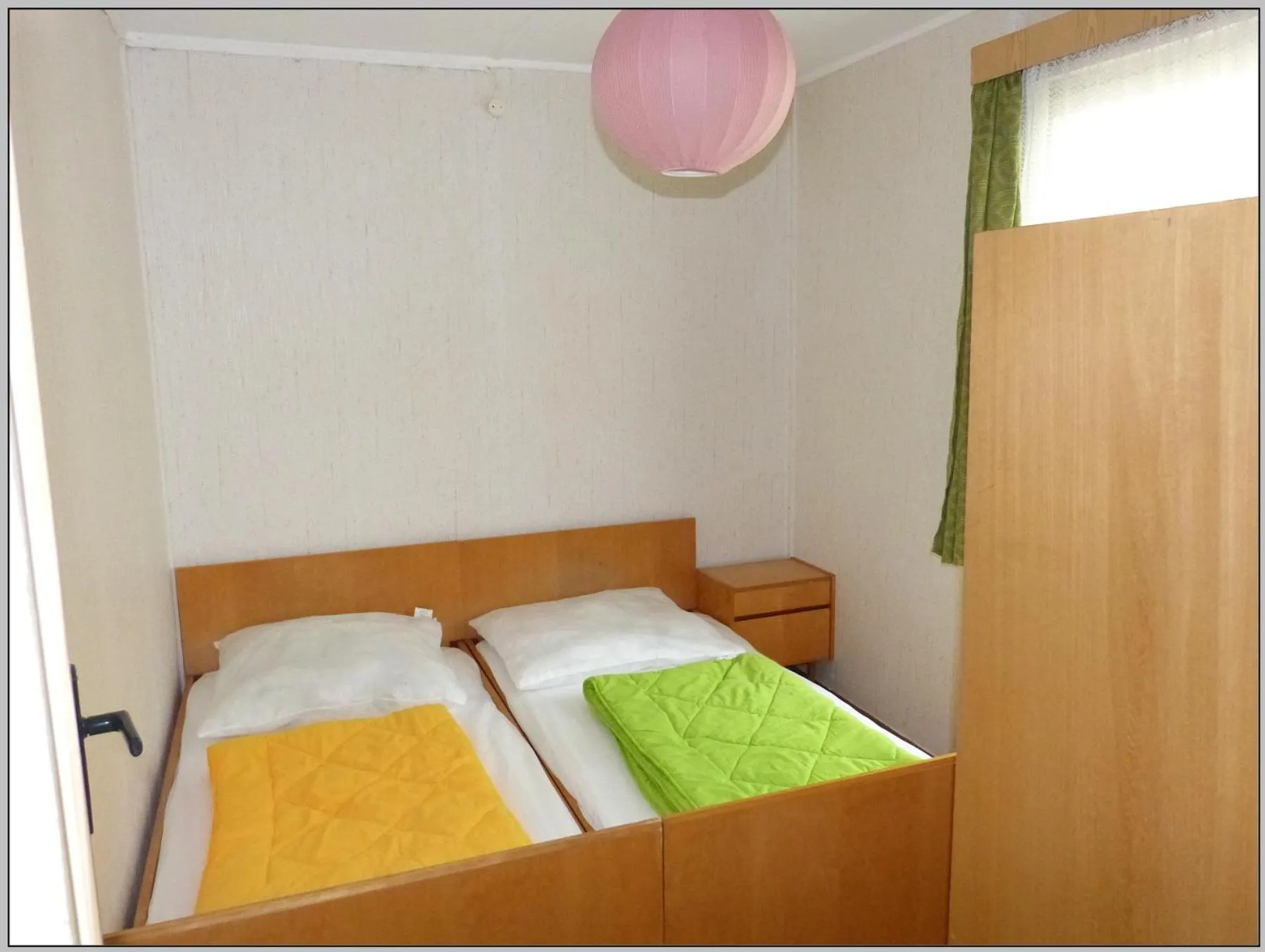 Bed in DDR Bungalow direkt am Strand auf Rügen