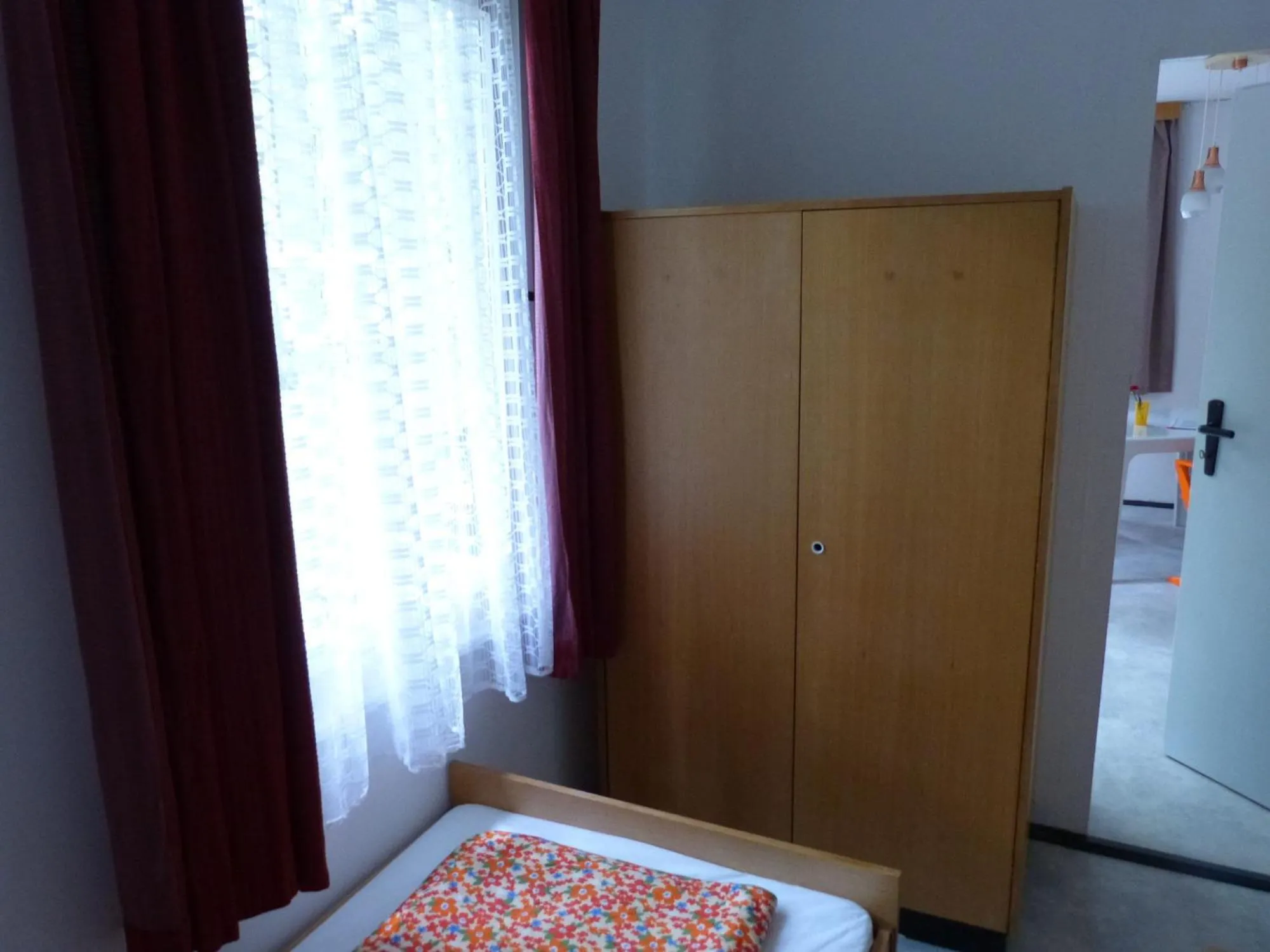 Bed in DDR Bungalow direkt am Strand auf Rügen