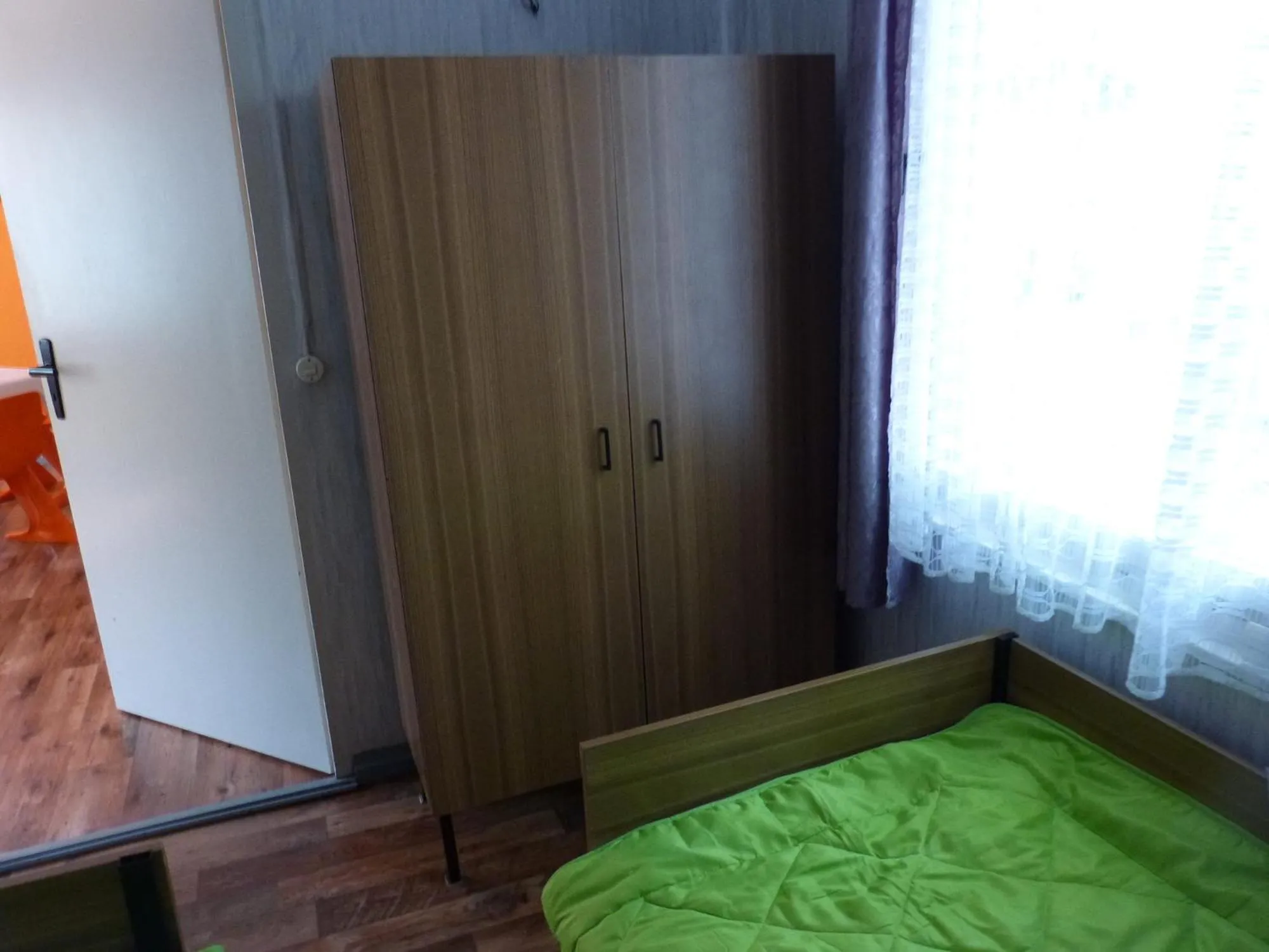 Bed in DDR Bungalow direkt am Strand auf Rügen