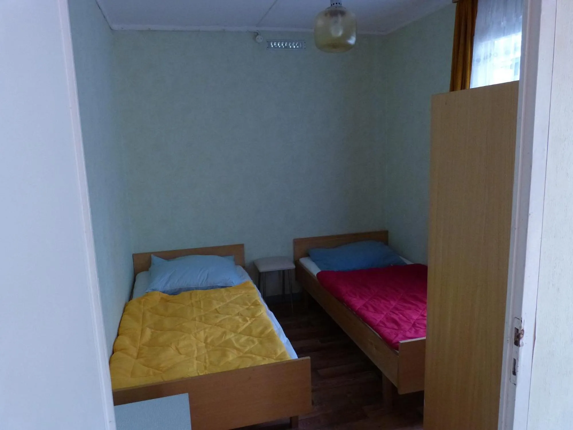 Bed in DDR Bungalow direkt am Strand auf Rügen