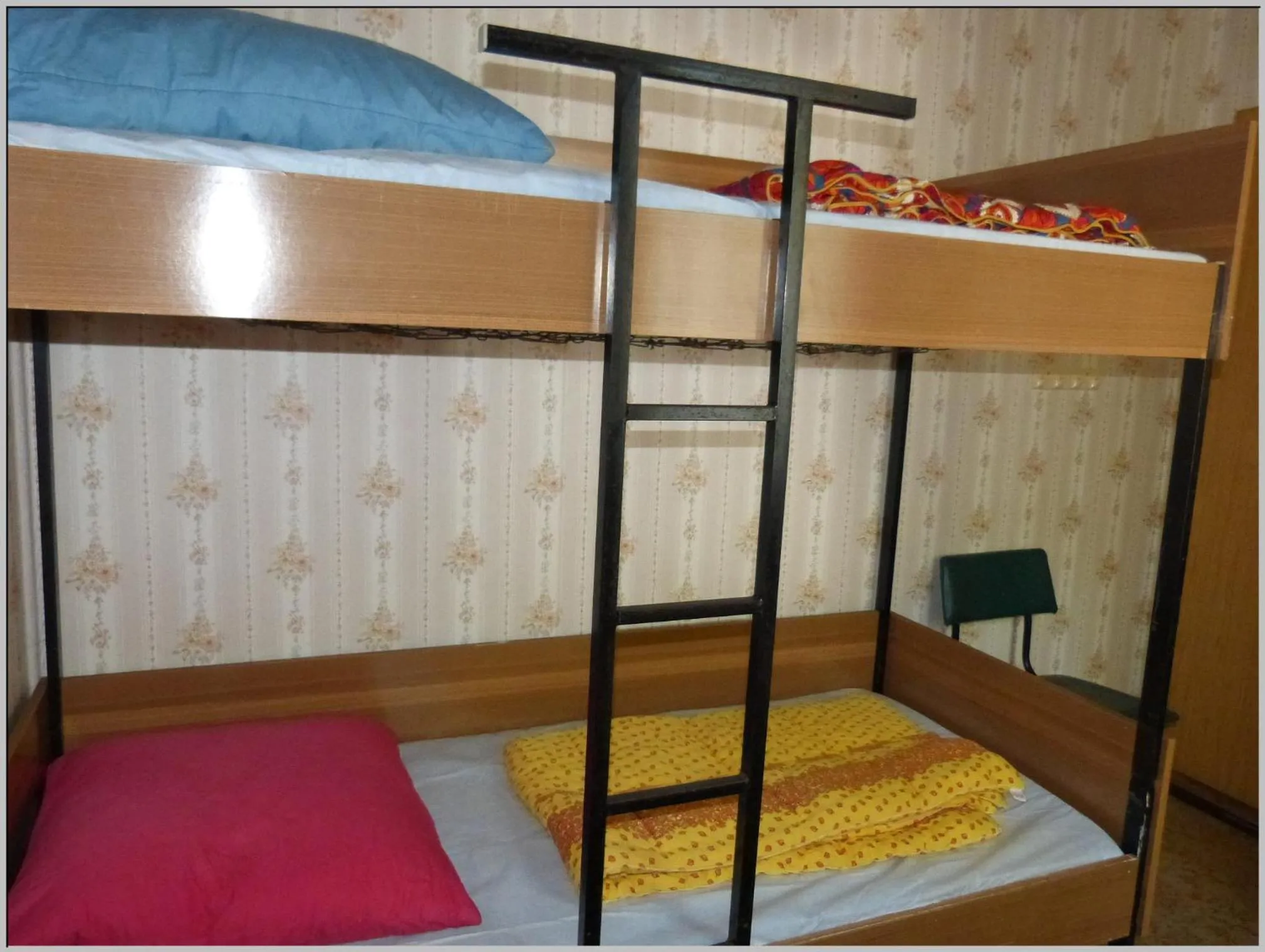 Bed in DDR Bungalow direkt am Strand auf Rügen