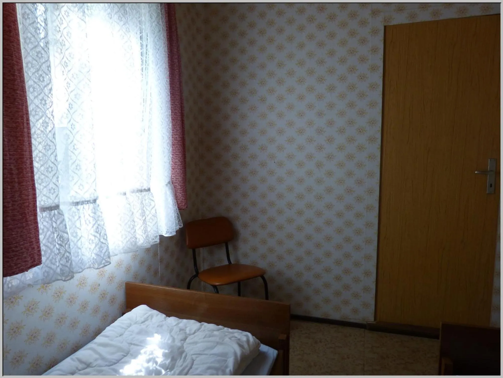 Bed in DDR Bungalow direkt am Strand auf Rügen