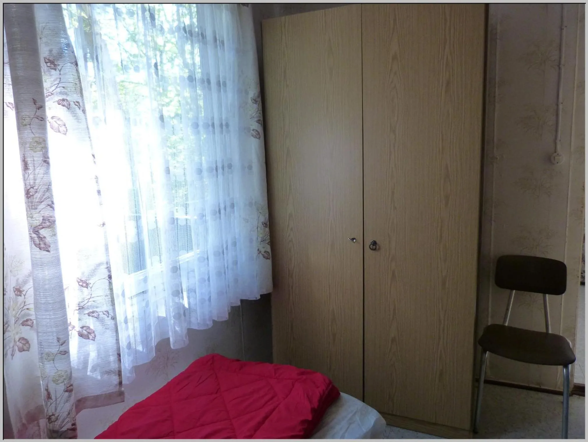 Bed in DDR Bungalow direkt am Strand auf Rügen