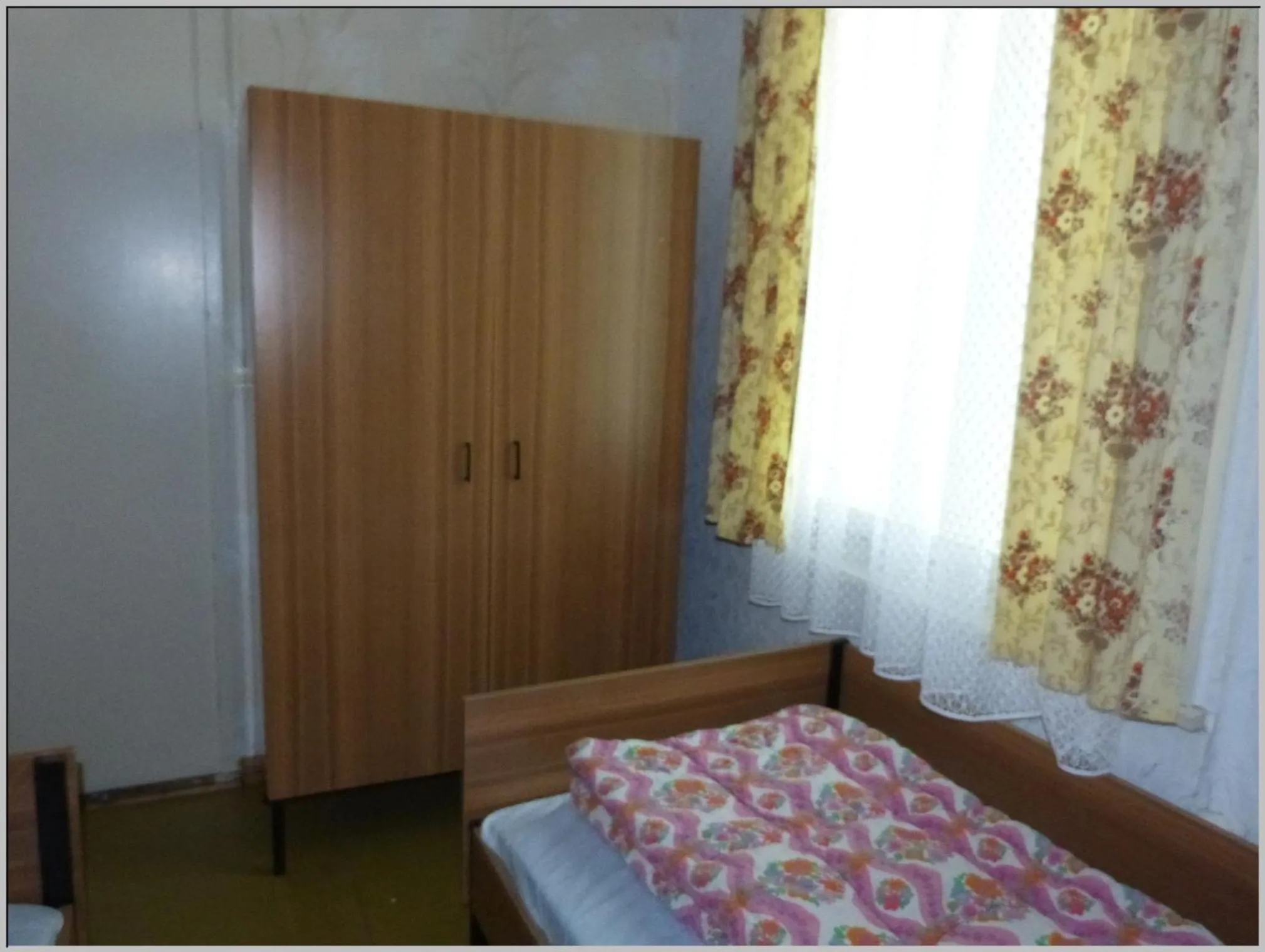 Bed in DDR Bungalow direkt am Strand auf Rügen