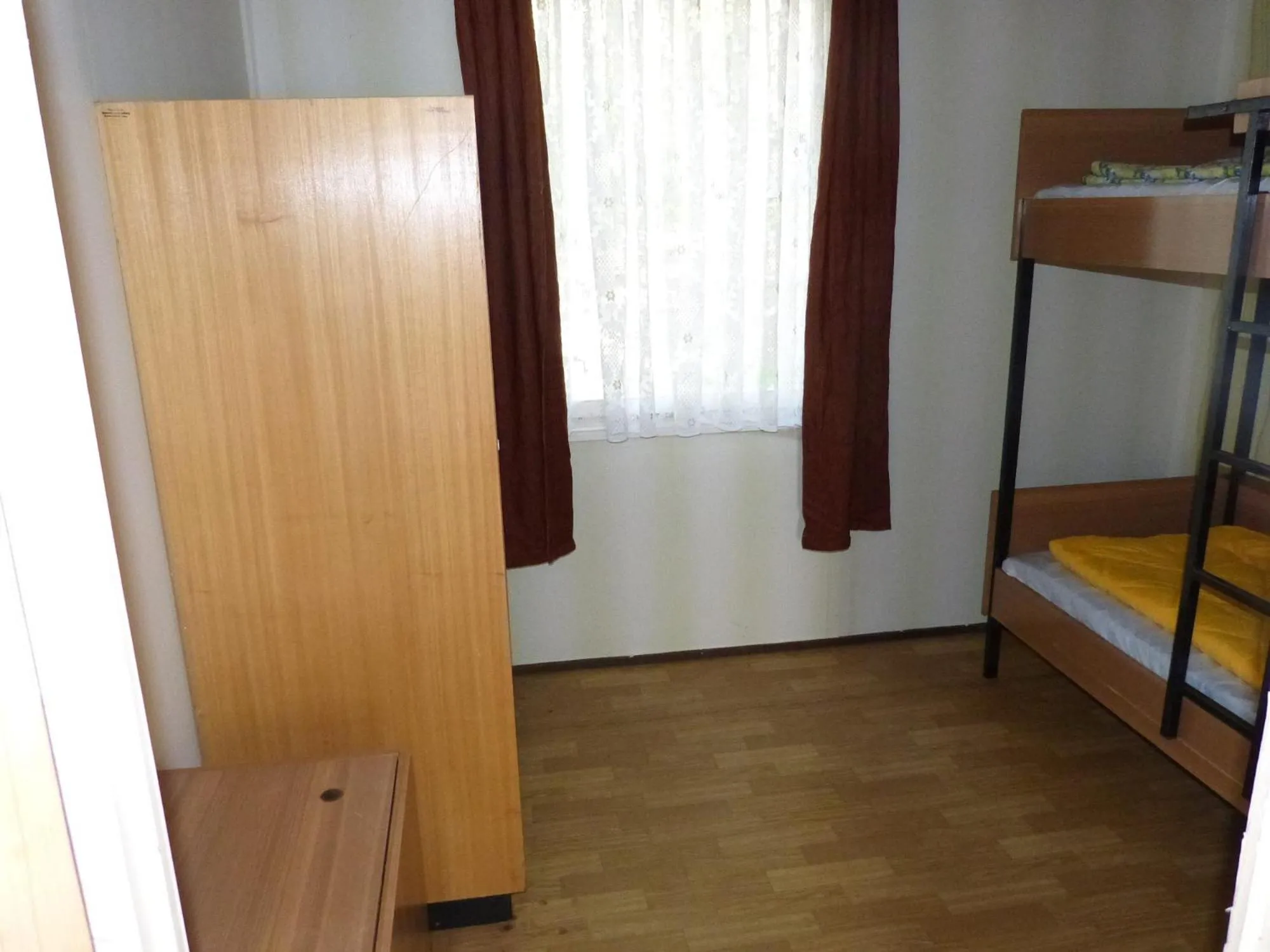 Bed in DDR Bungalow direkt am Strand auf Rügen
