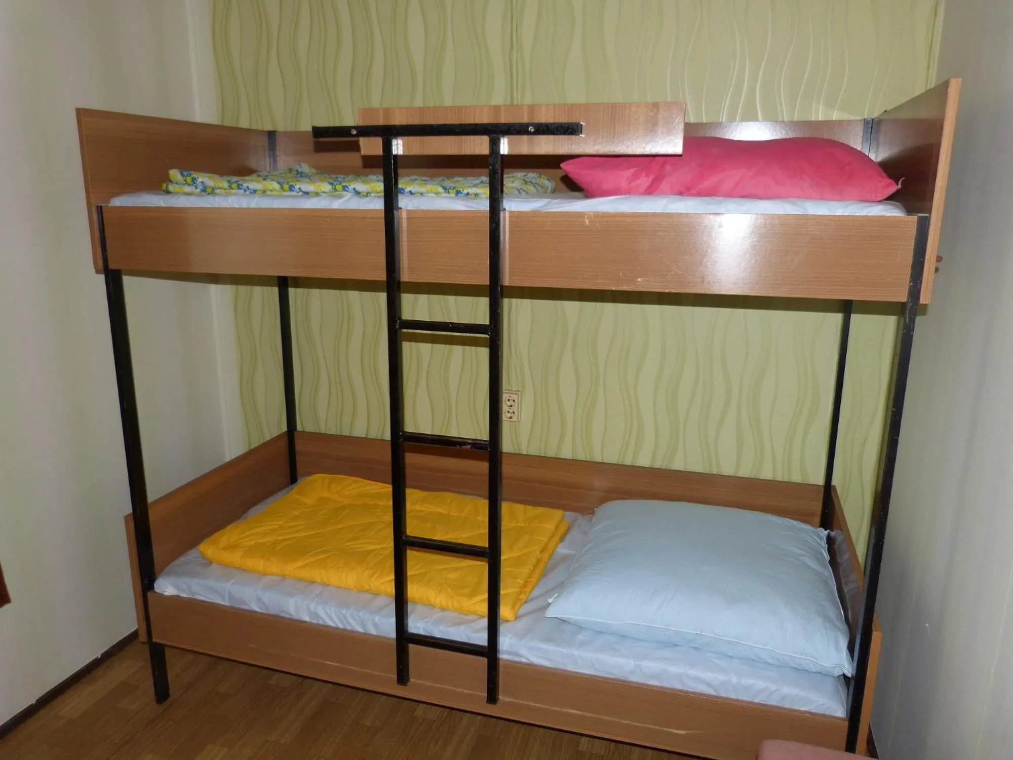 Bed in DDR Bungalow direkt am Strand auf Rügen