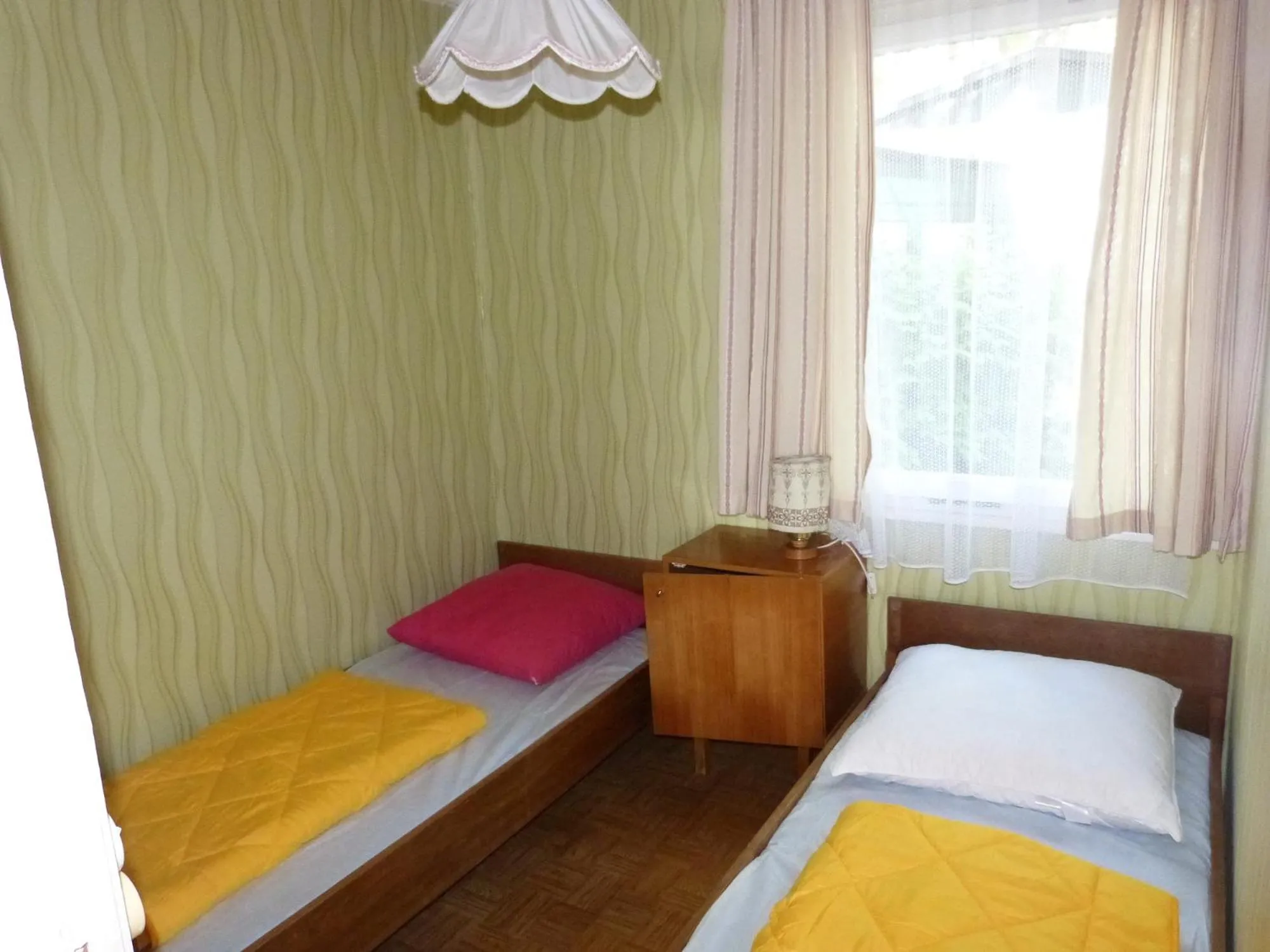 Bed in DDR Bungalow direkt am Strand auf Rügen