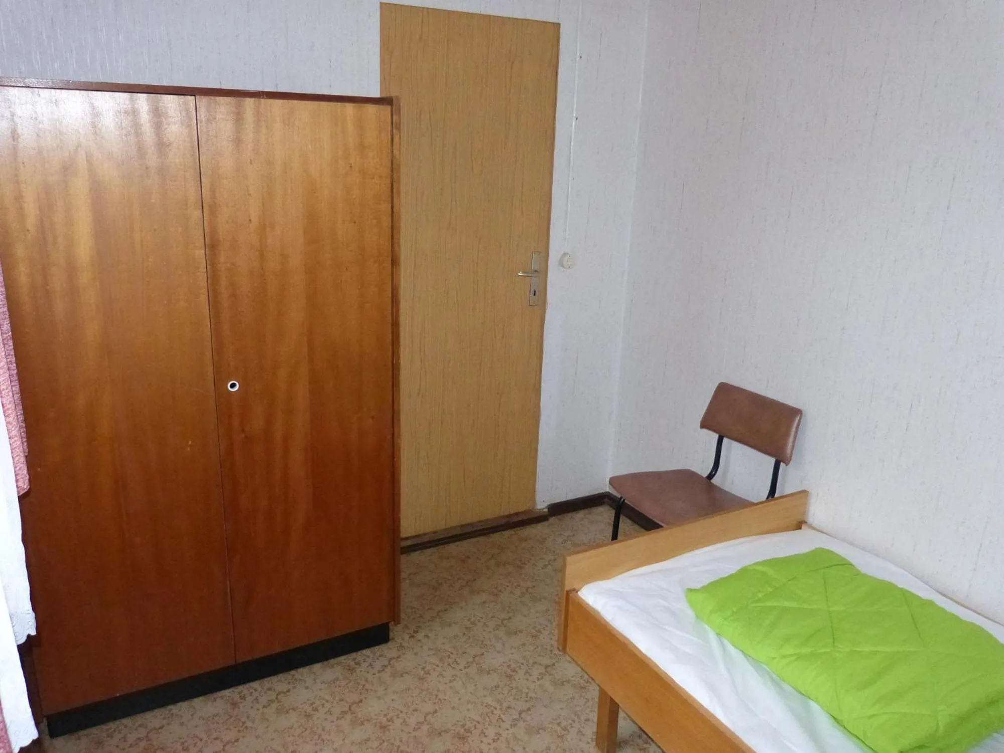 Bed in DDR Bungalow direkt am Strand auf Rügen