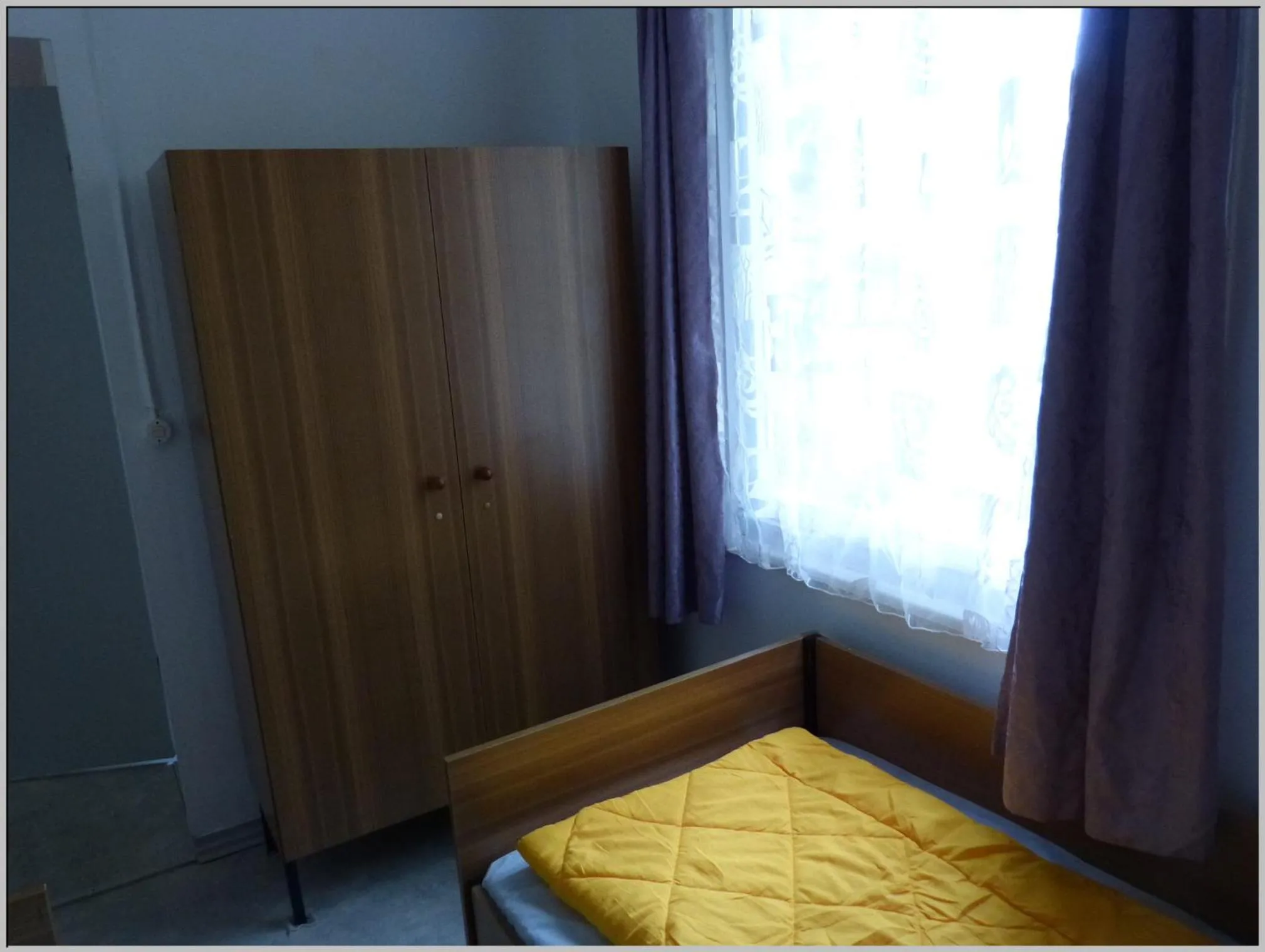 Bed in DDR Bungalow direkt am Strand auf Rügen