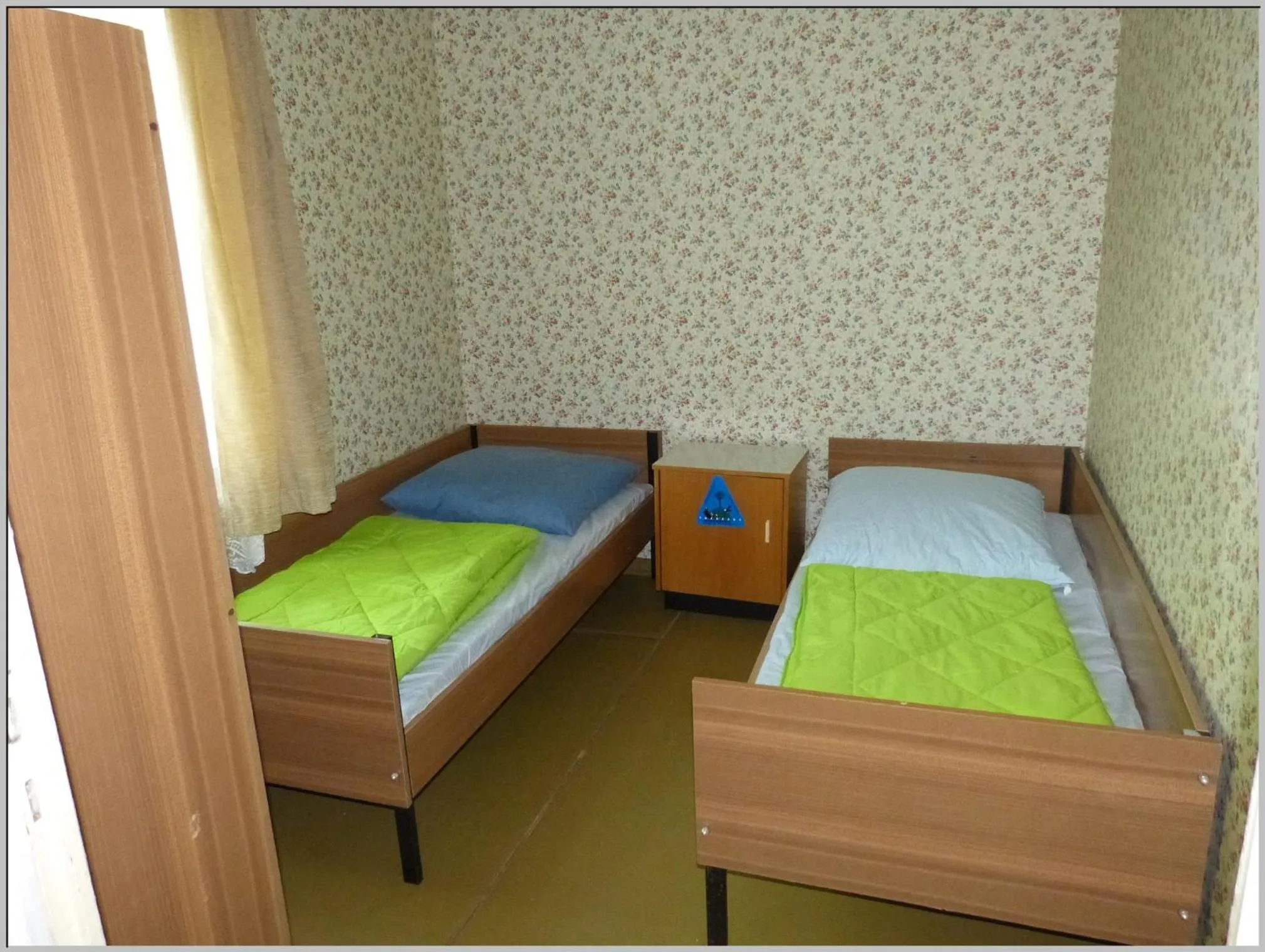 Bed in DDR Bungalow direkt am Strand auf Rügen