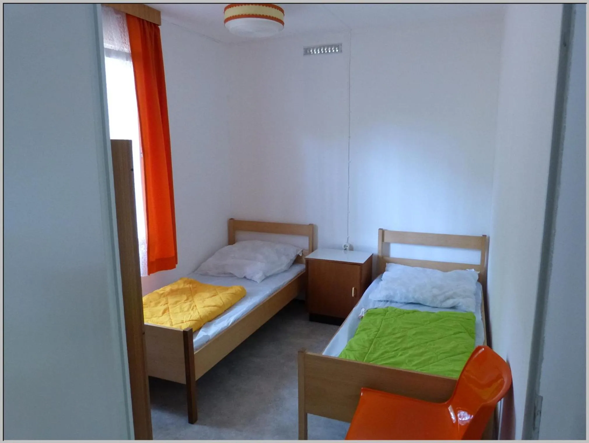 Bed in DDR Bungalow direkt am Strand auf Rügen