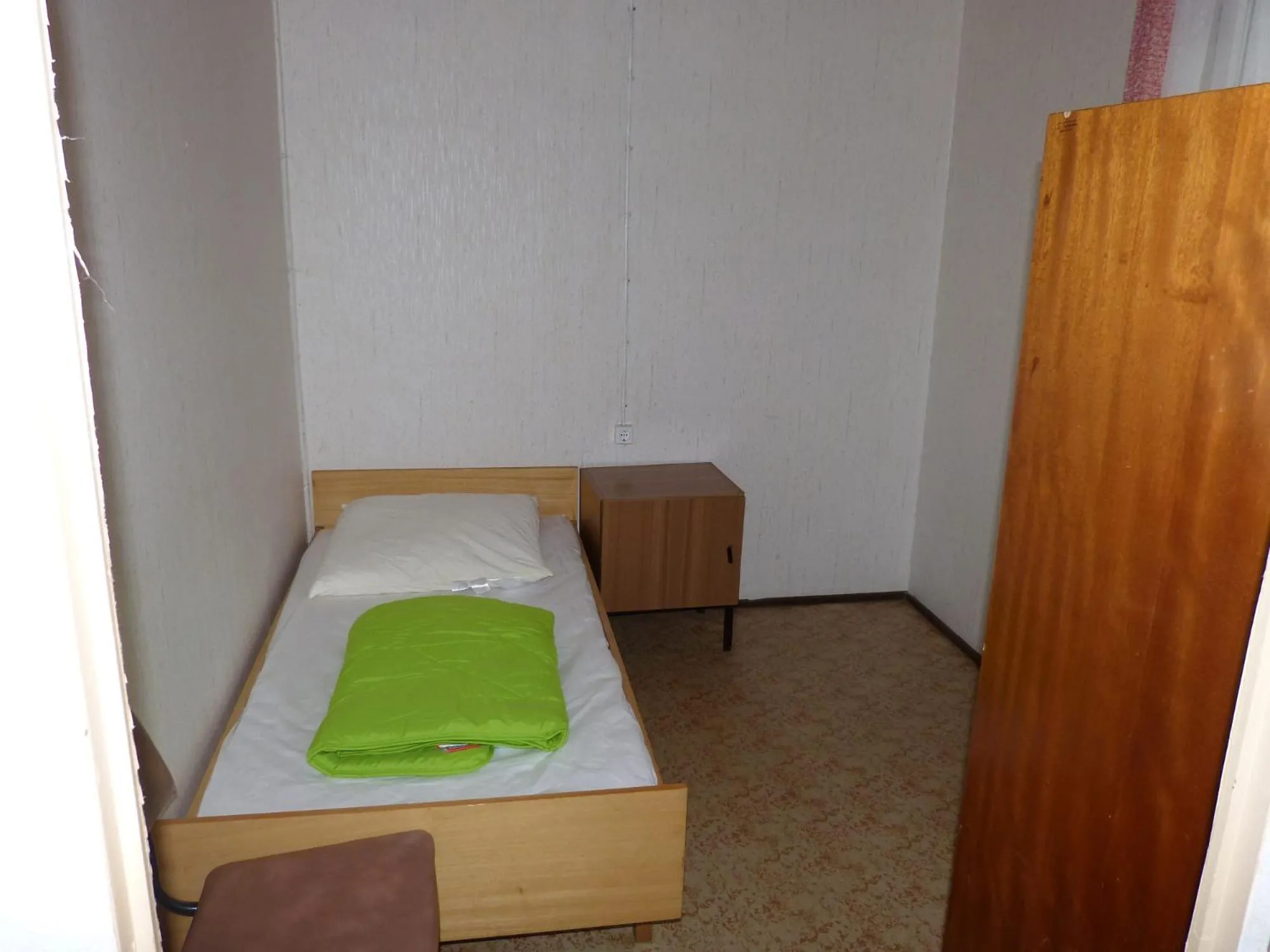 Bed in DDR Bungalow direkt am Strand auf Rügen