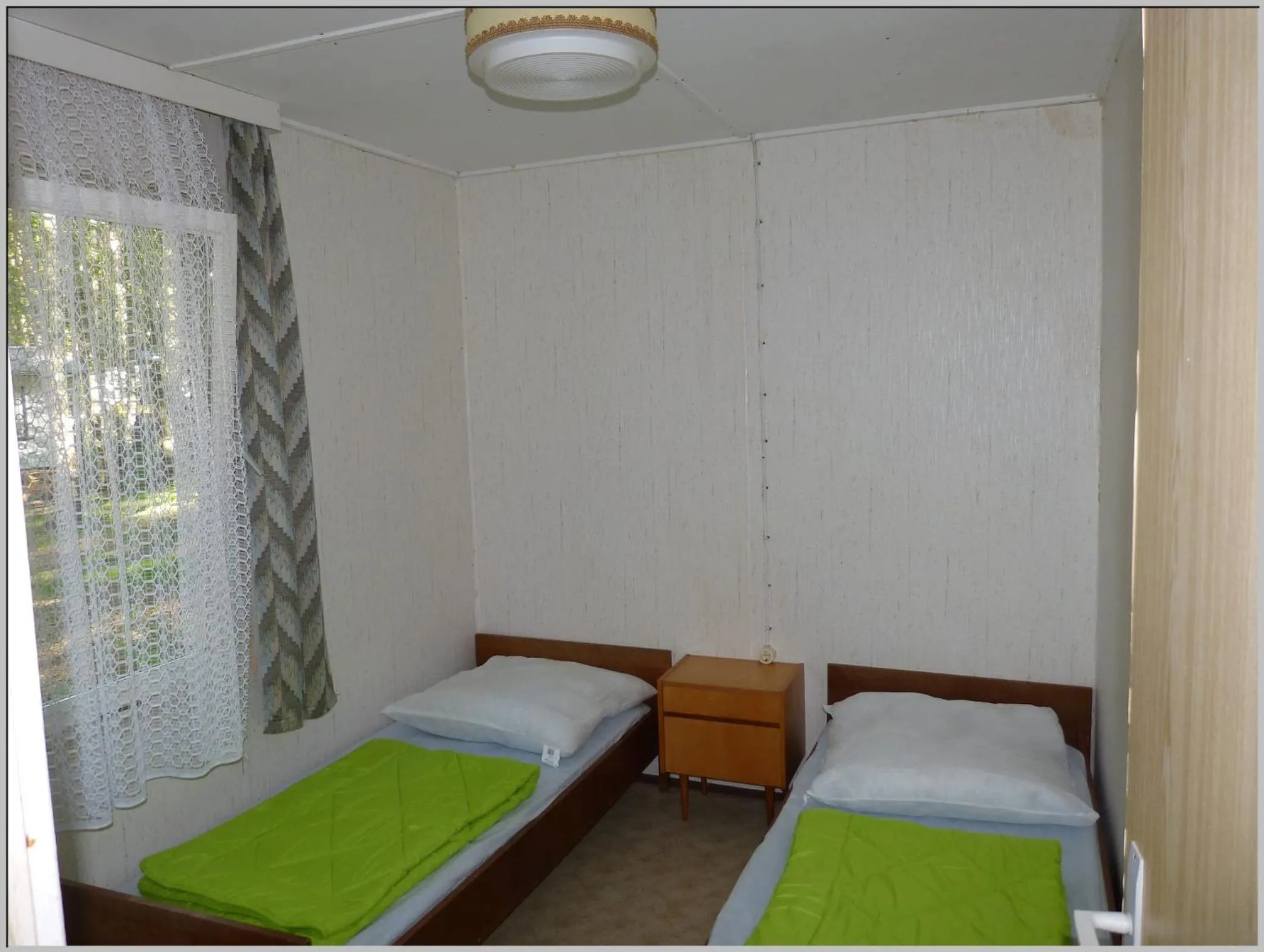 Bed in DDR Bungalow direkt am Strand auf Rügen