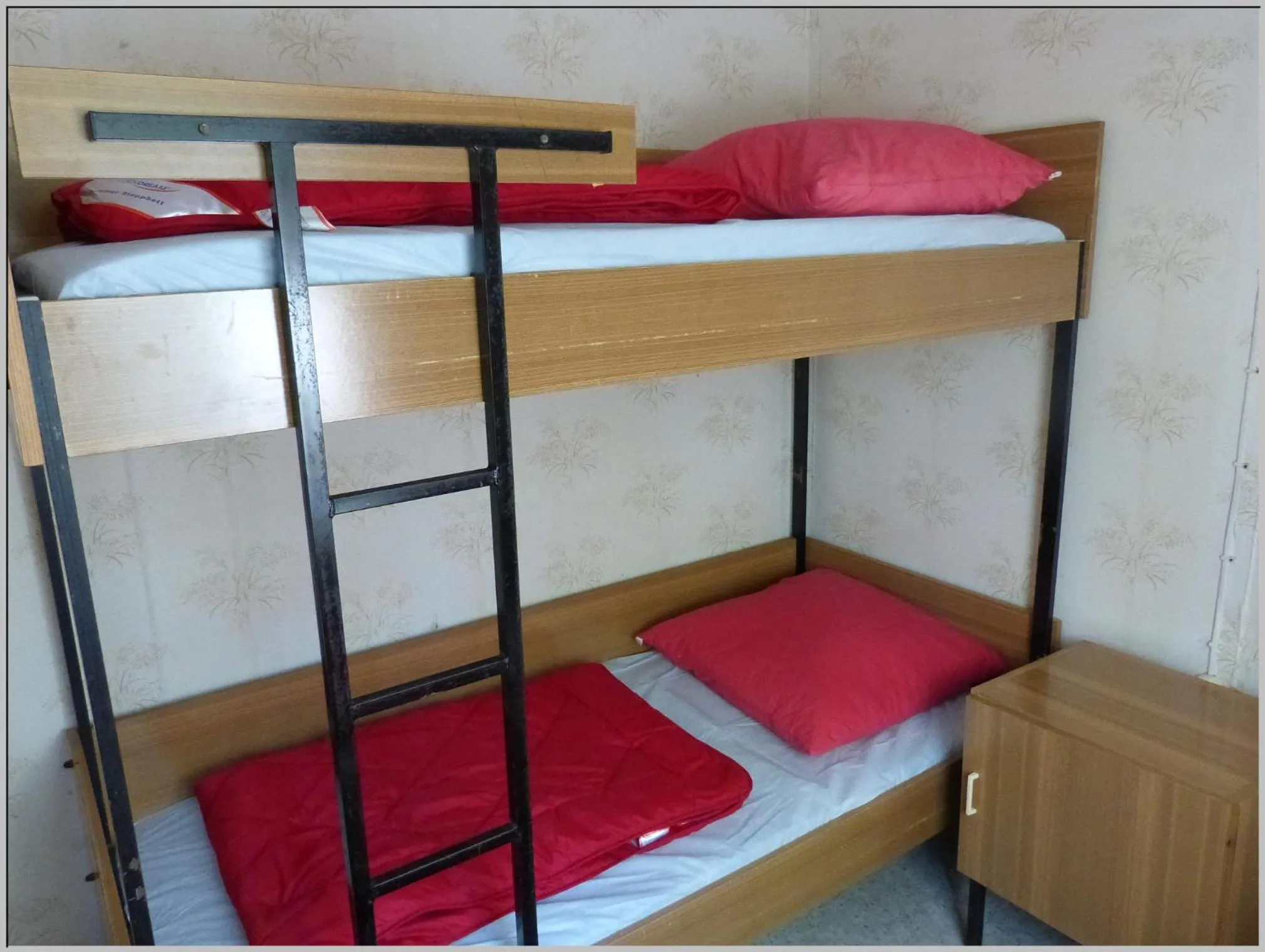 Bed in DDR Bungalow direkt am Strand auf Rügen