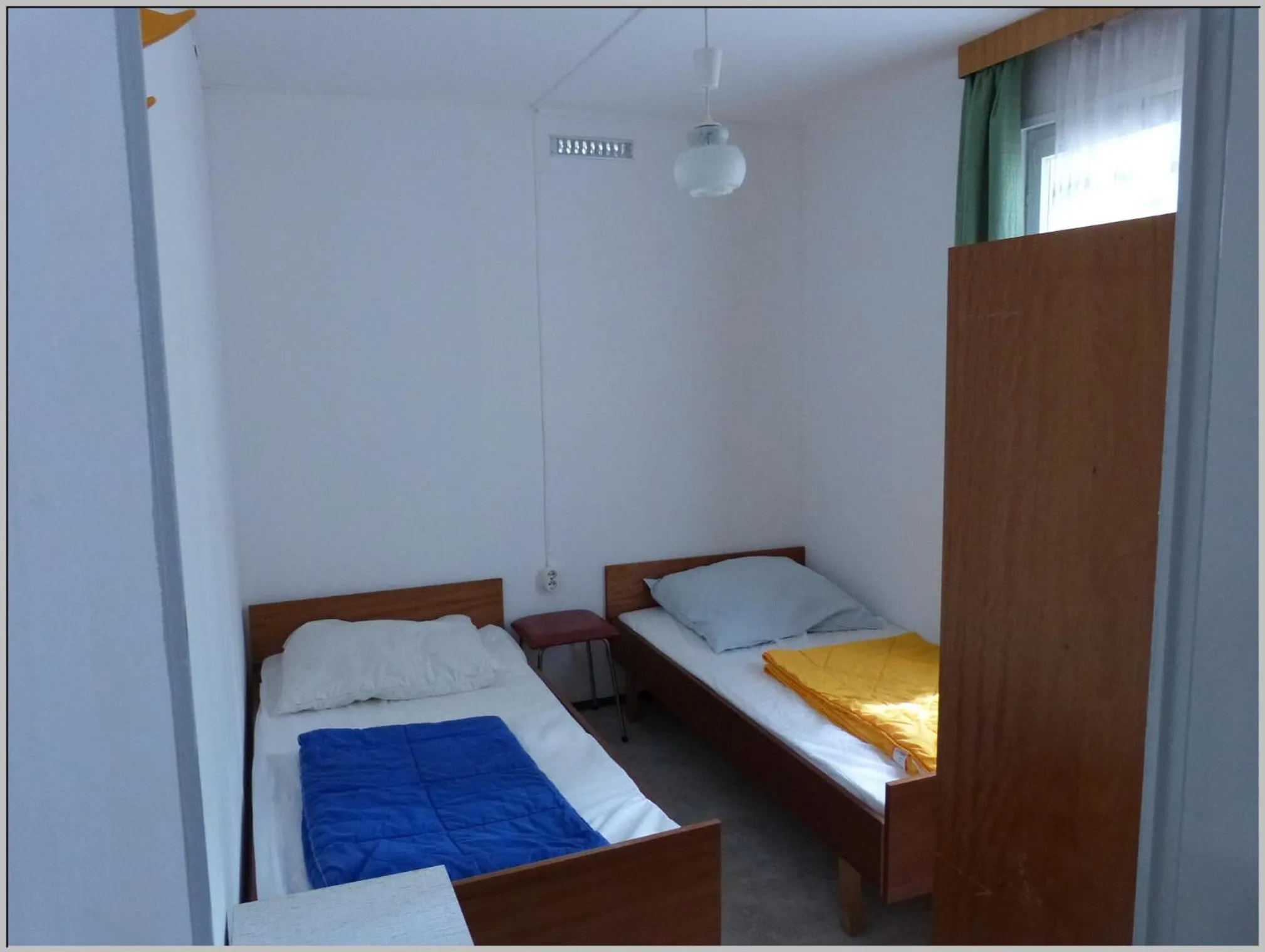 Bed in DDR Bungalow direkt am Strand auf Rügen