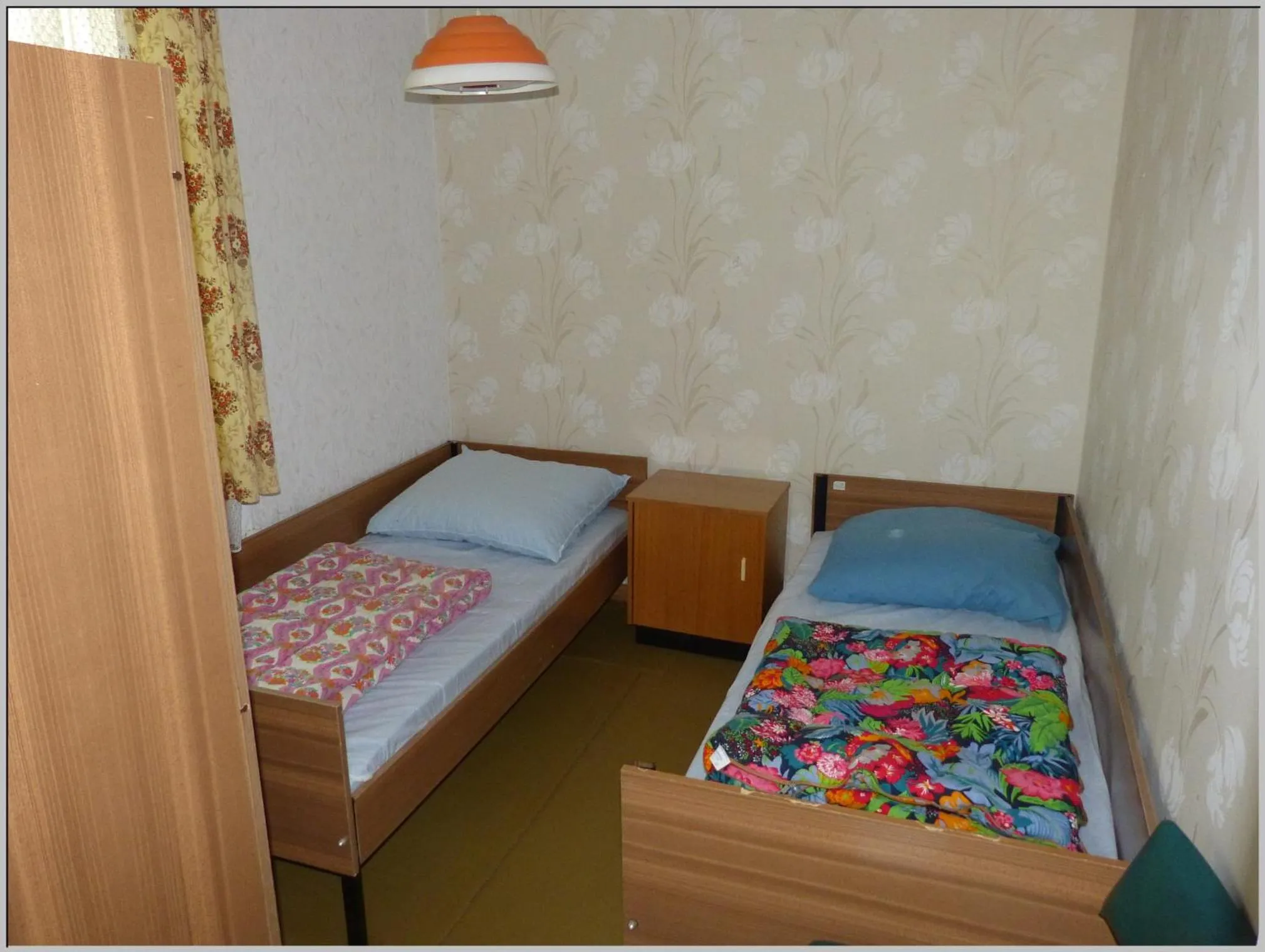 Bed in DDR Bungalow direkt am Strand auf Rügen
