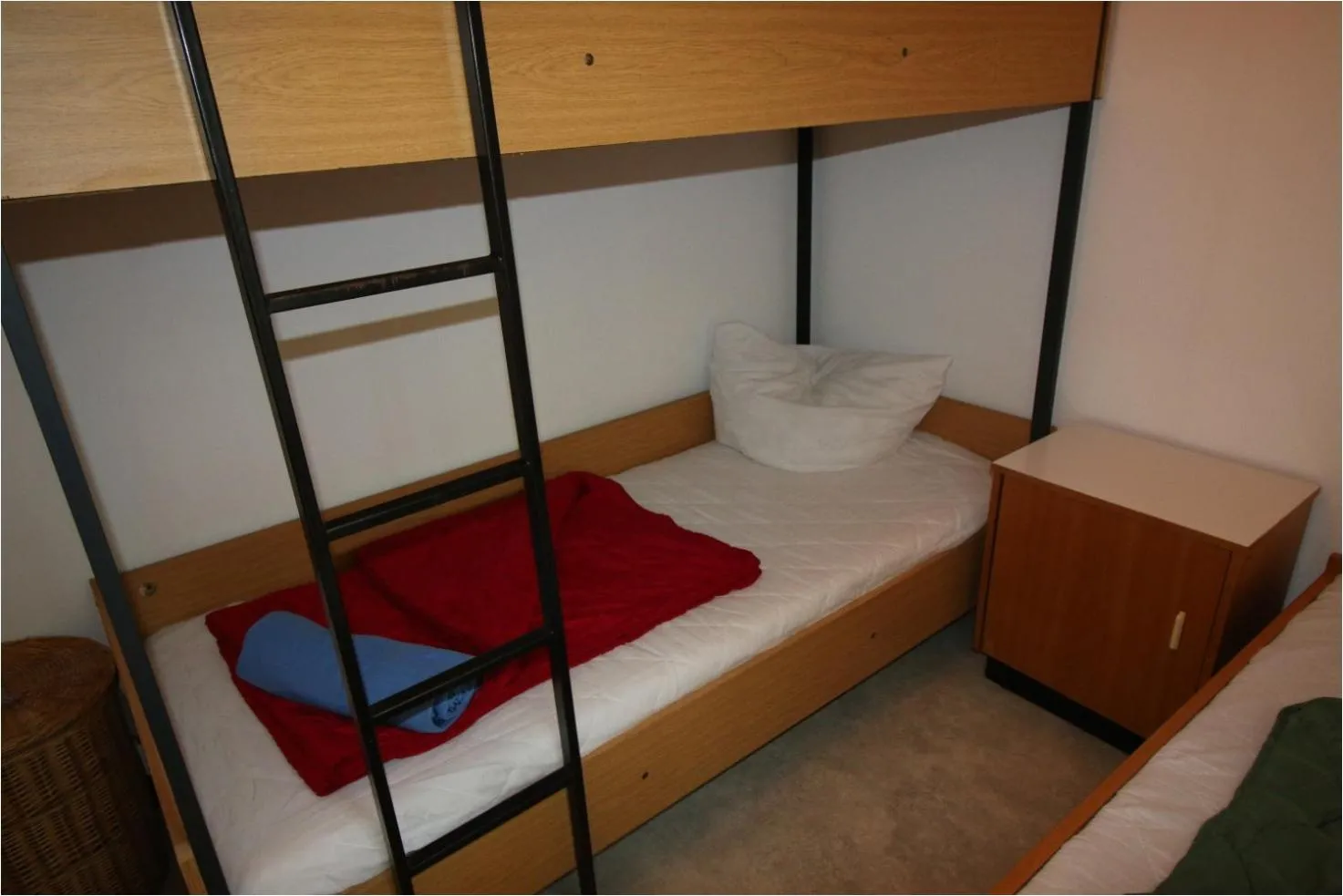 Bed in DDR Bungalow direkt am Strand auf Rügen