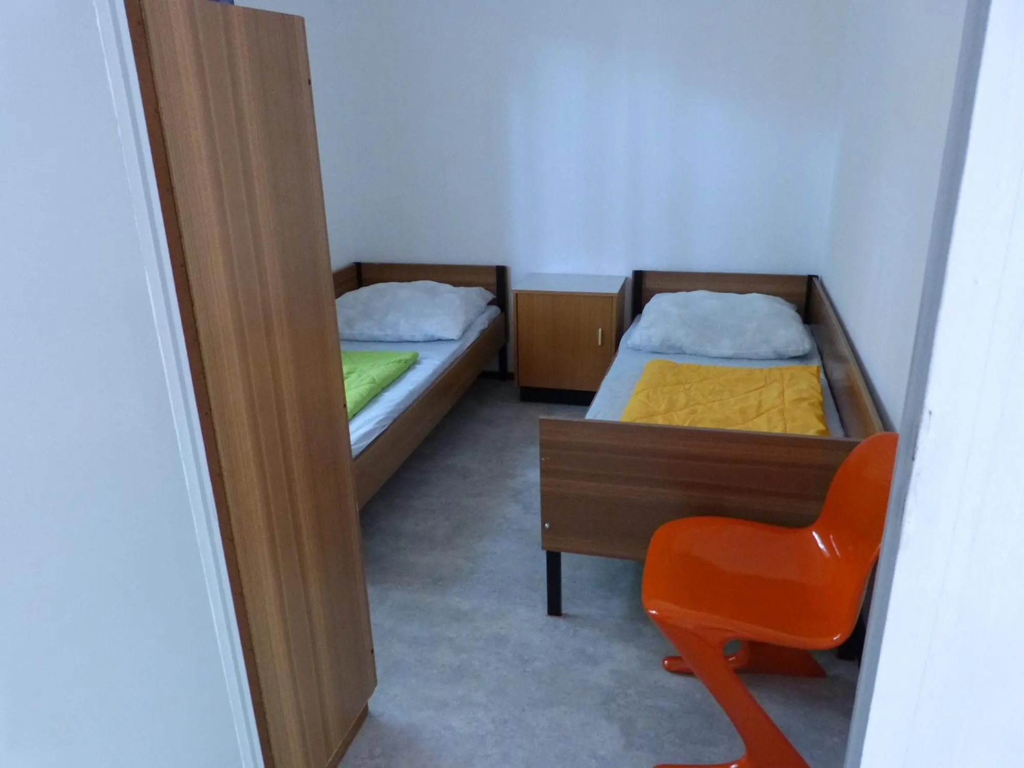 Bed in DDR Bungalow direkt am Strand auf Rügen