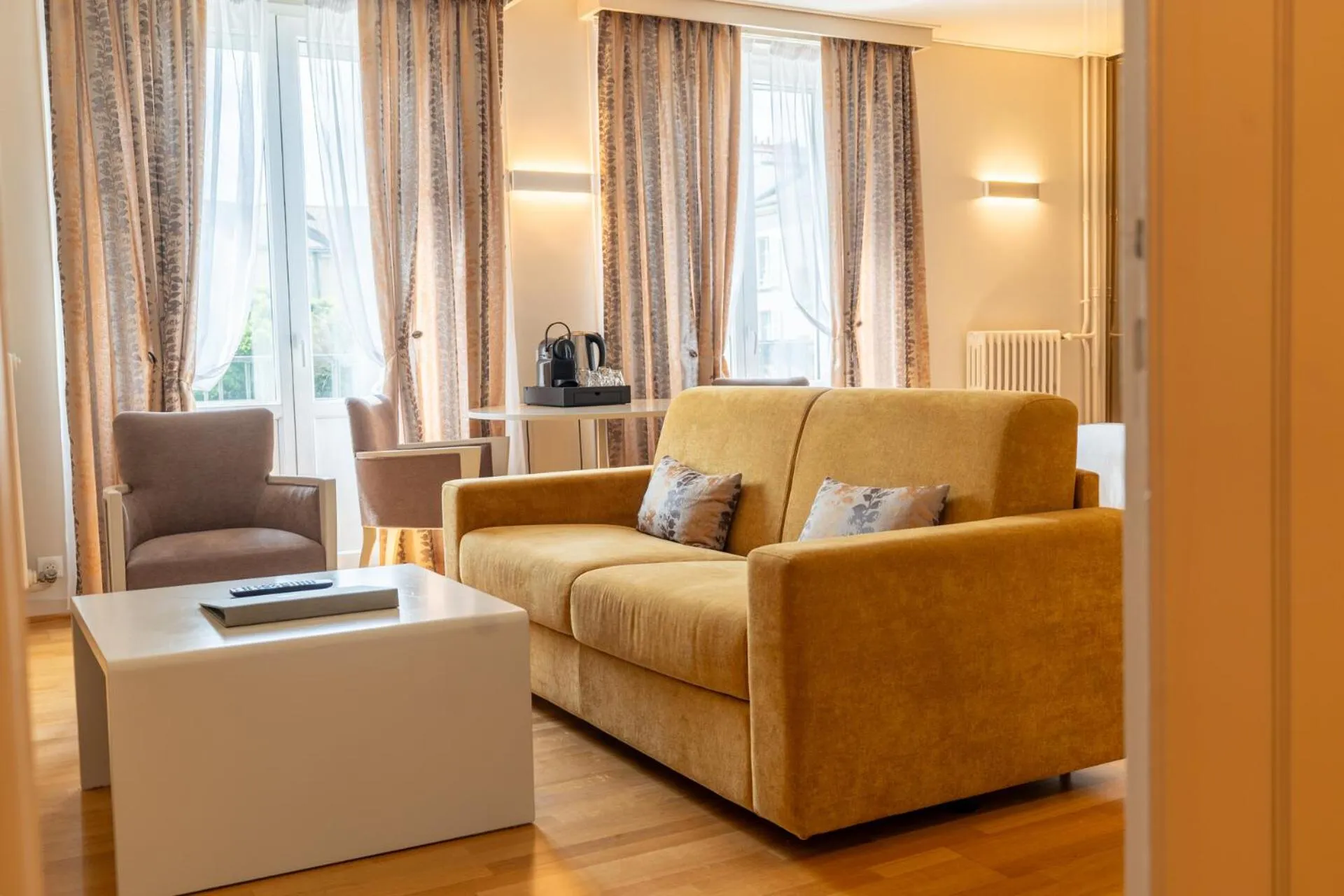 Seating area in Hotel d'Angleterre