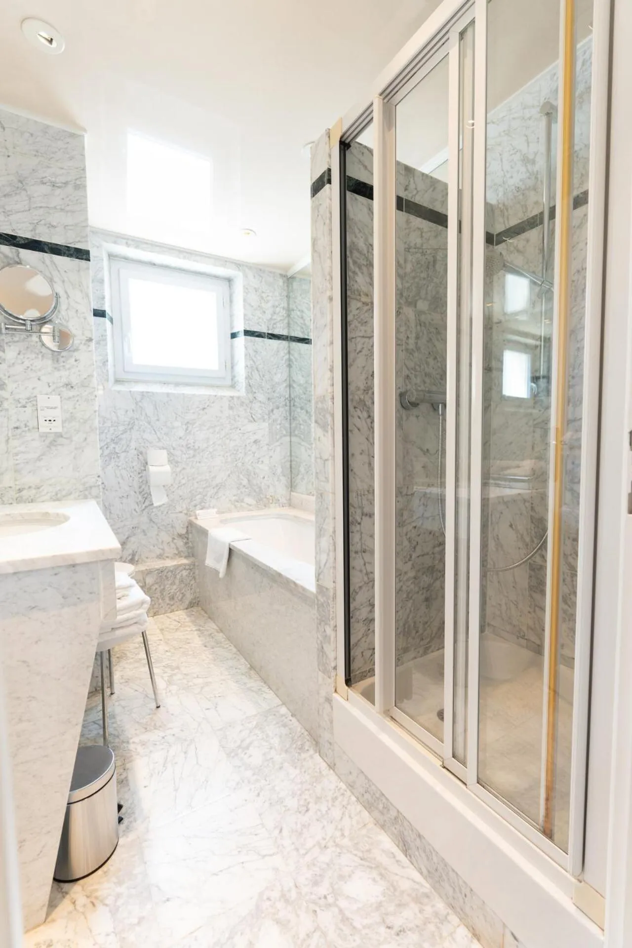 Bathroom in Hotel d'Angleterre