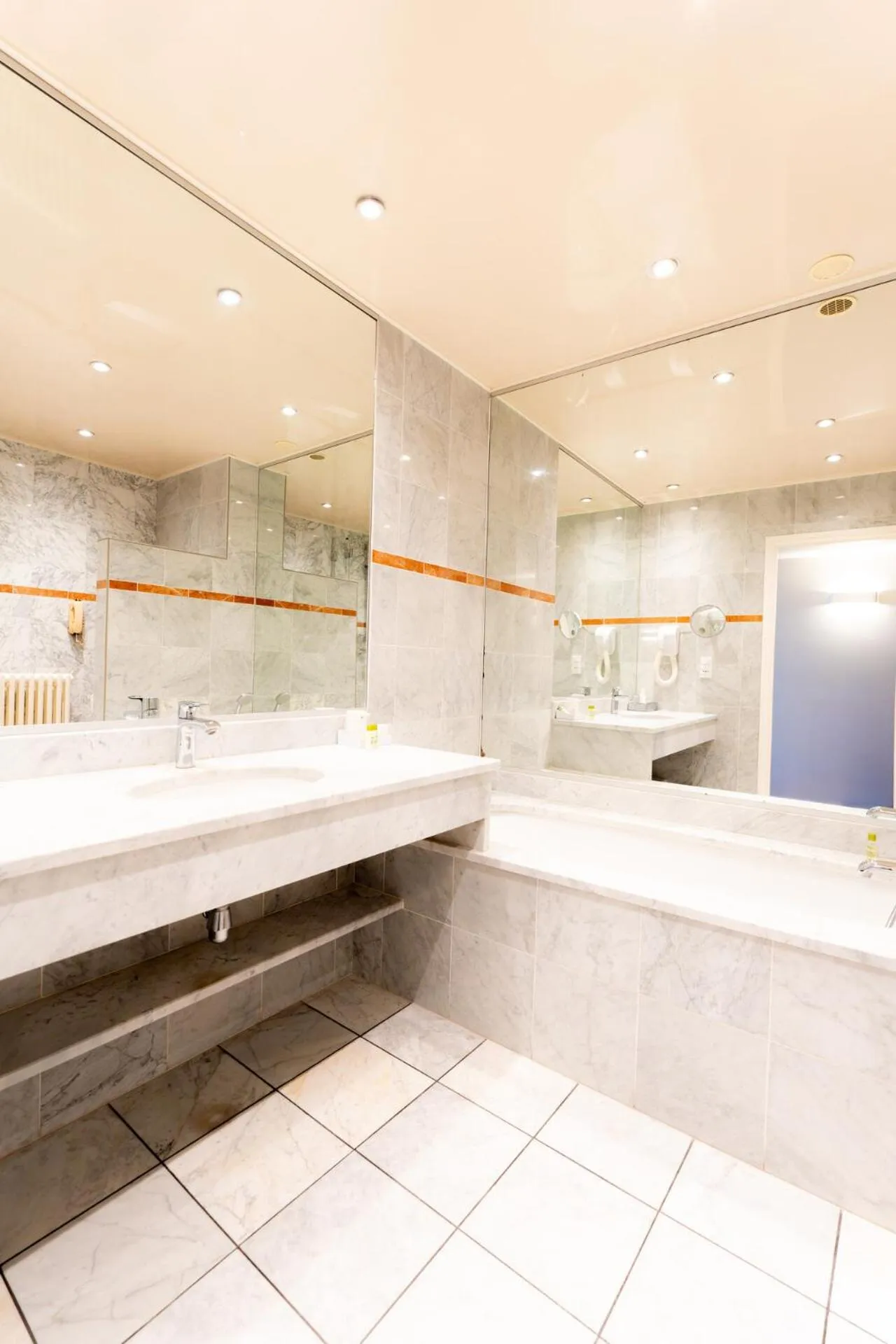 Bathroom in Hotel d'Angleterre