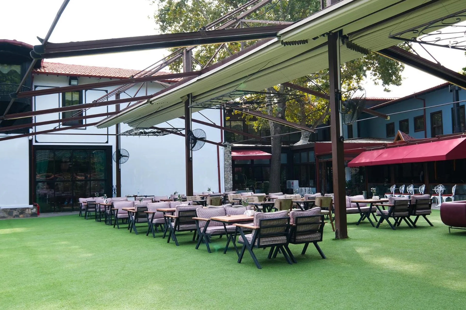 Restaurant/places to eat in Otantik Hotel & Spa