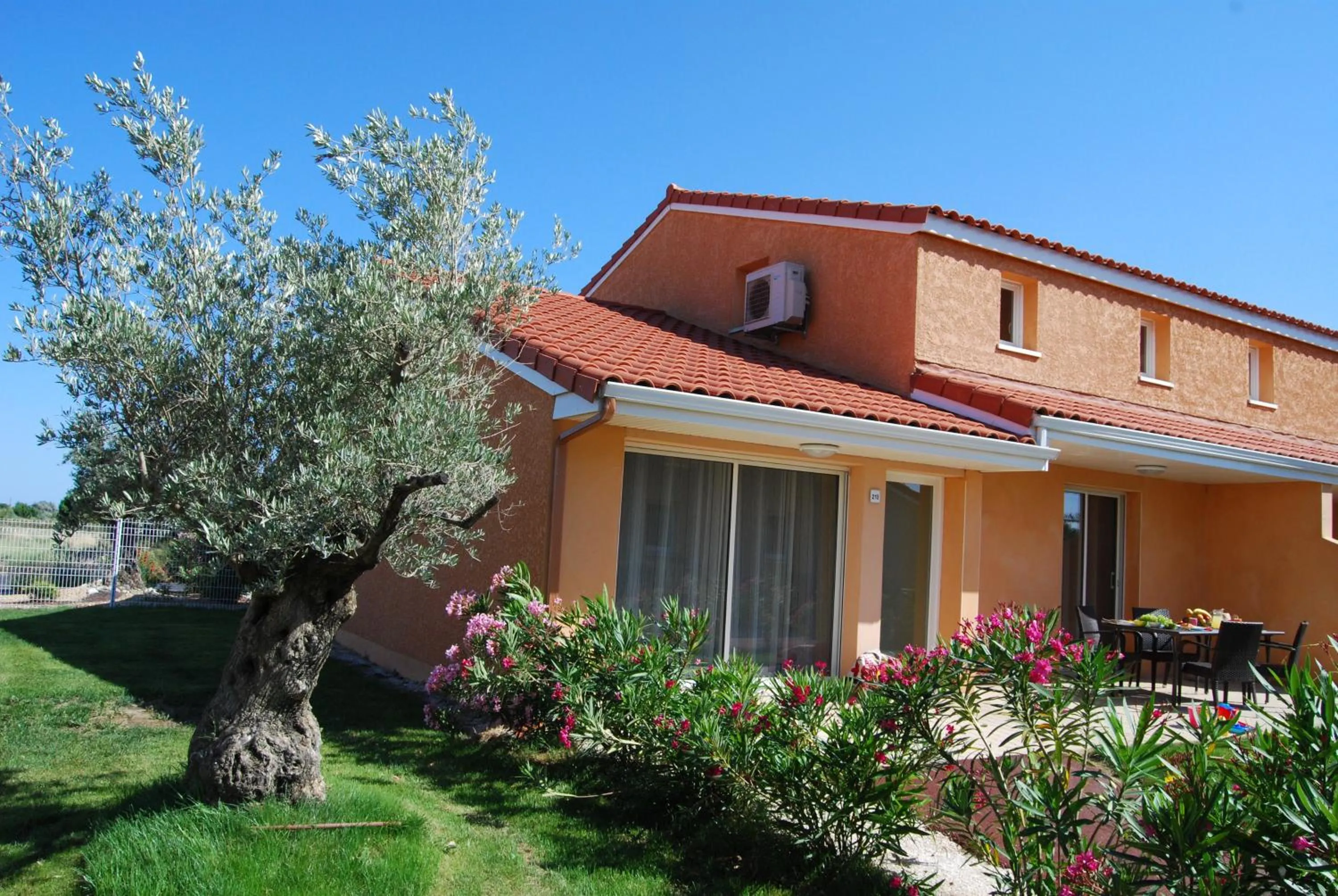 Facade/entrance in Lagrange Grand Bleu Vacances – Résidence Le Mas de Torreilles