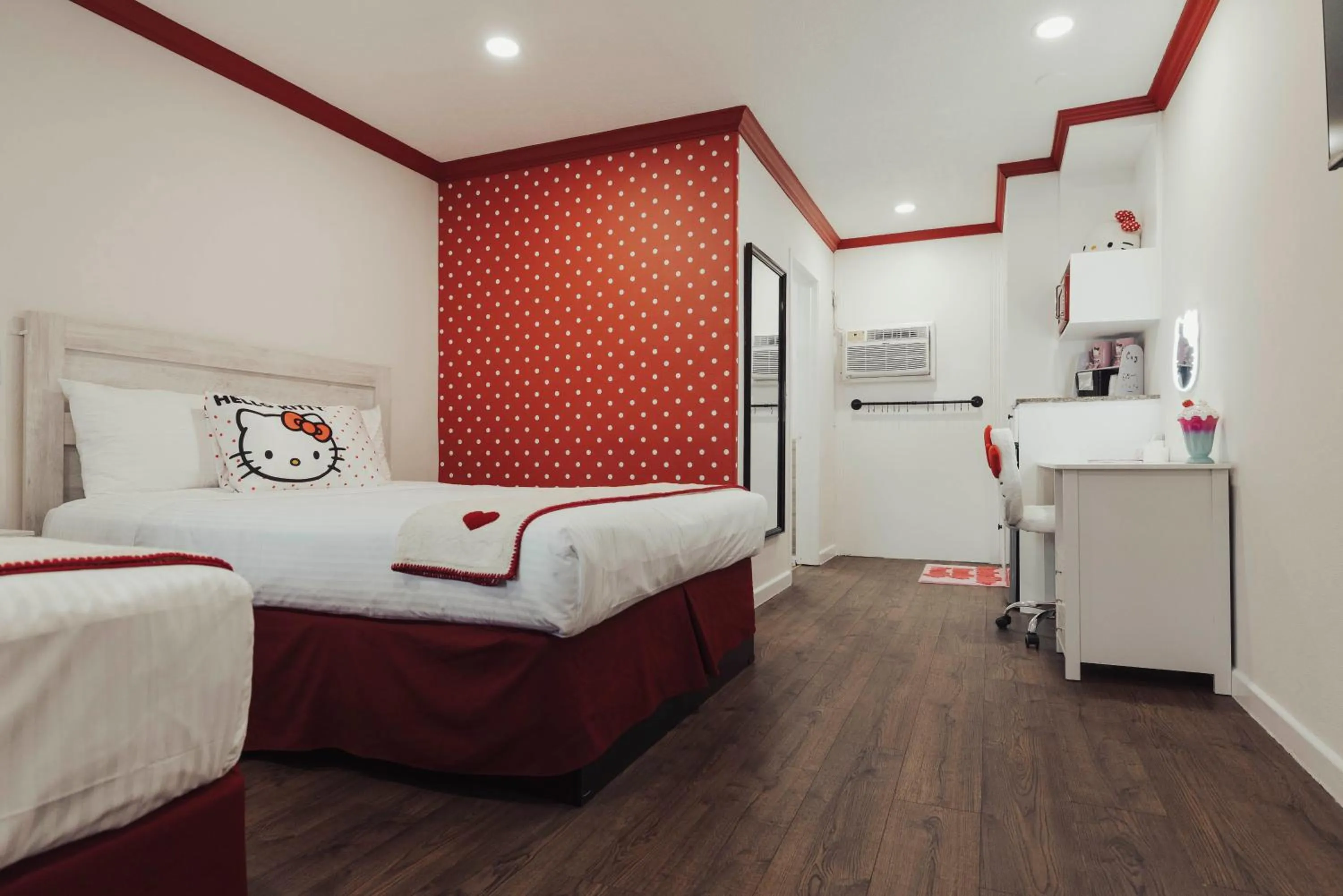 Photo of the whole room, Bed in The Dixie Hollywood