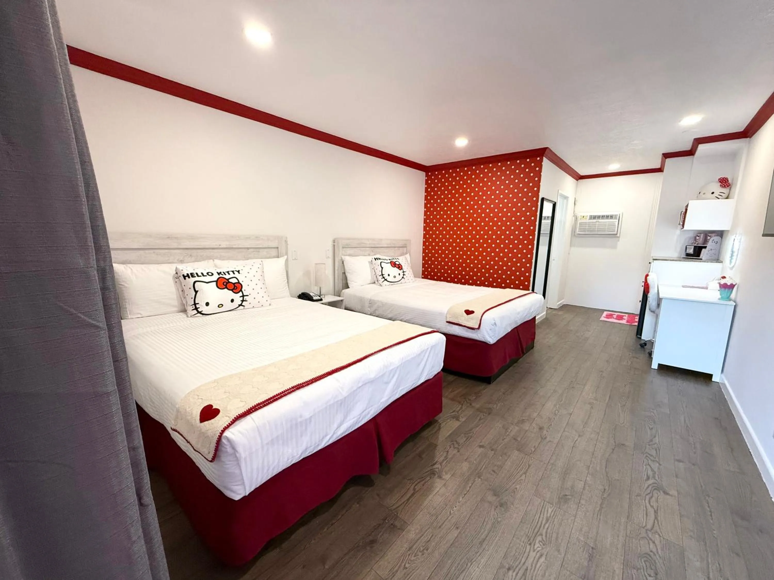 Photo of the whole room, Bed in The Dixie Hollywood