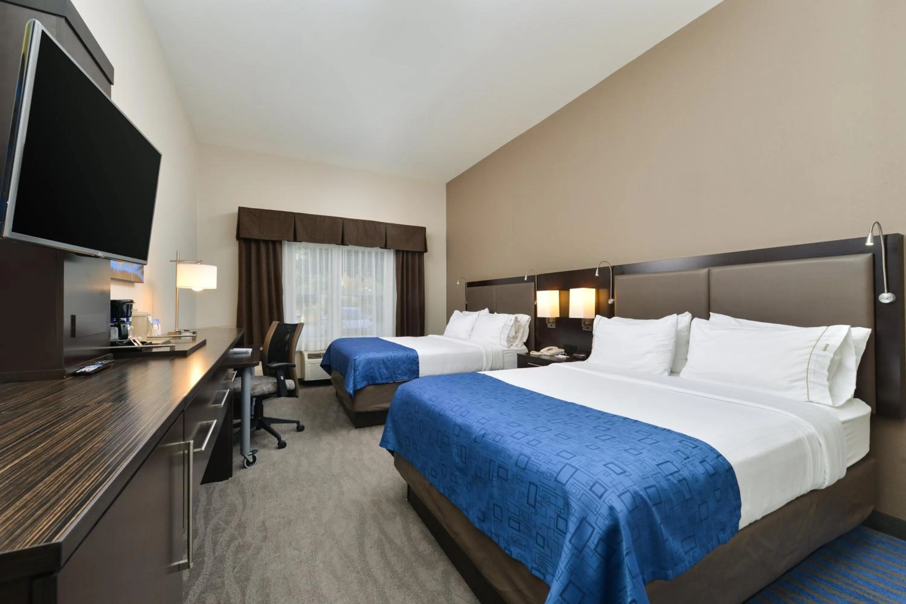Photo of the whole room, Bed in Holiday Inn Express Hotel & Suites St. Louis West-O'Fallon by IHG